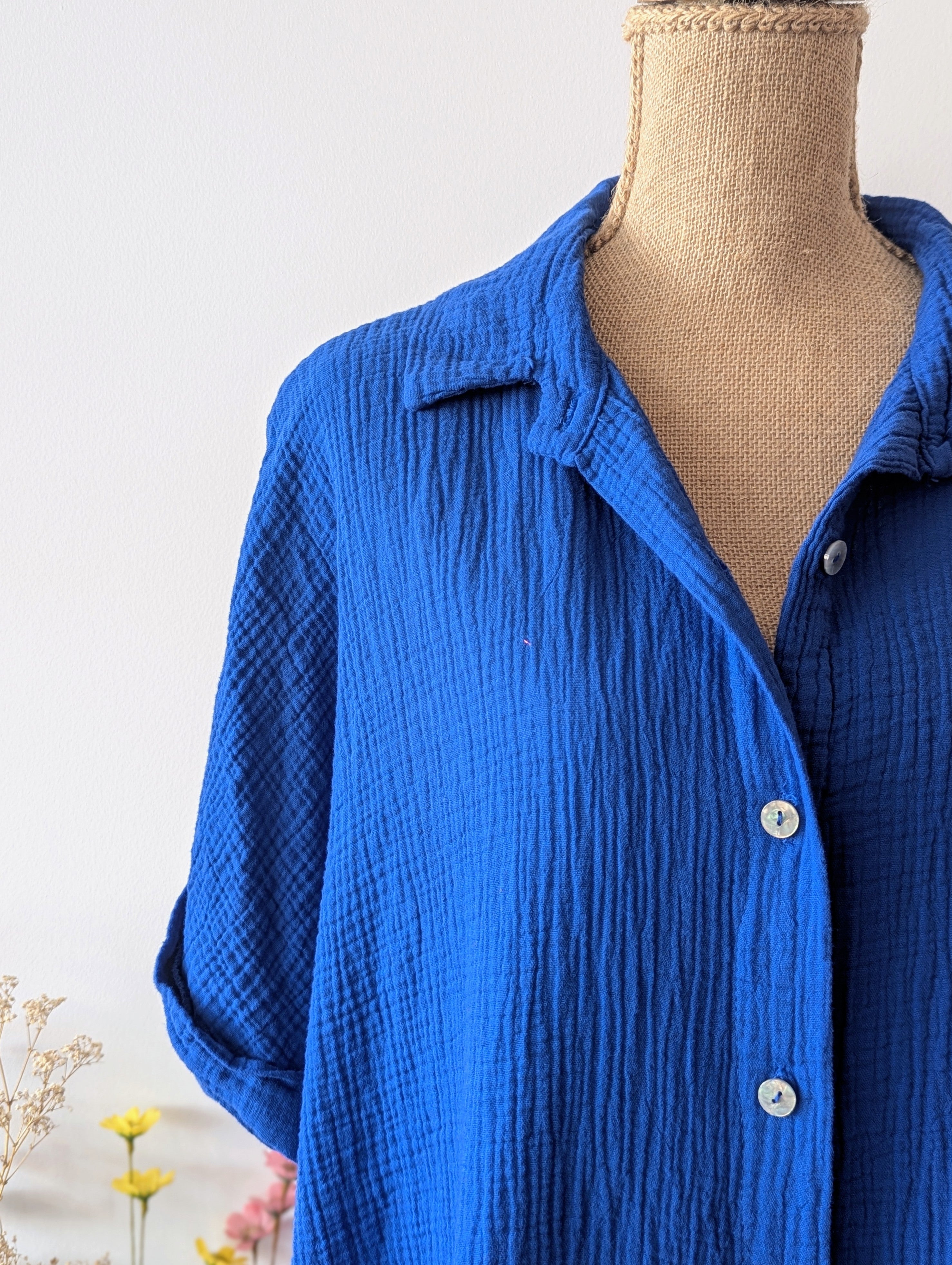 Robe chemise courte en gaze de coton bleu roi, décolleté en V à manches courtes pour femmes curvy grande taille pulpeuse mode sud landes Ondres Bayonne Labenne