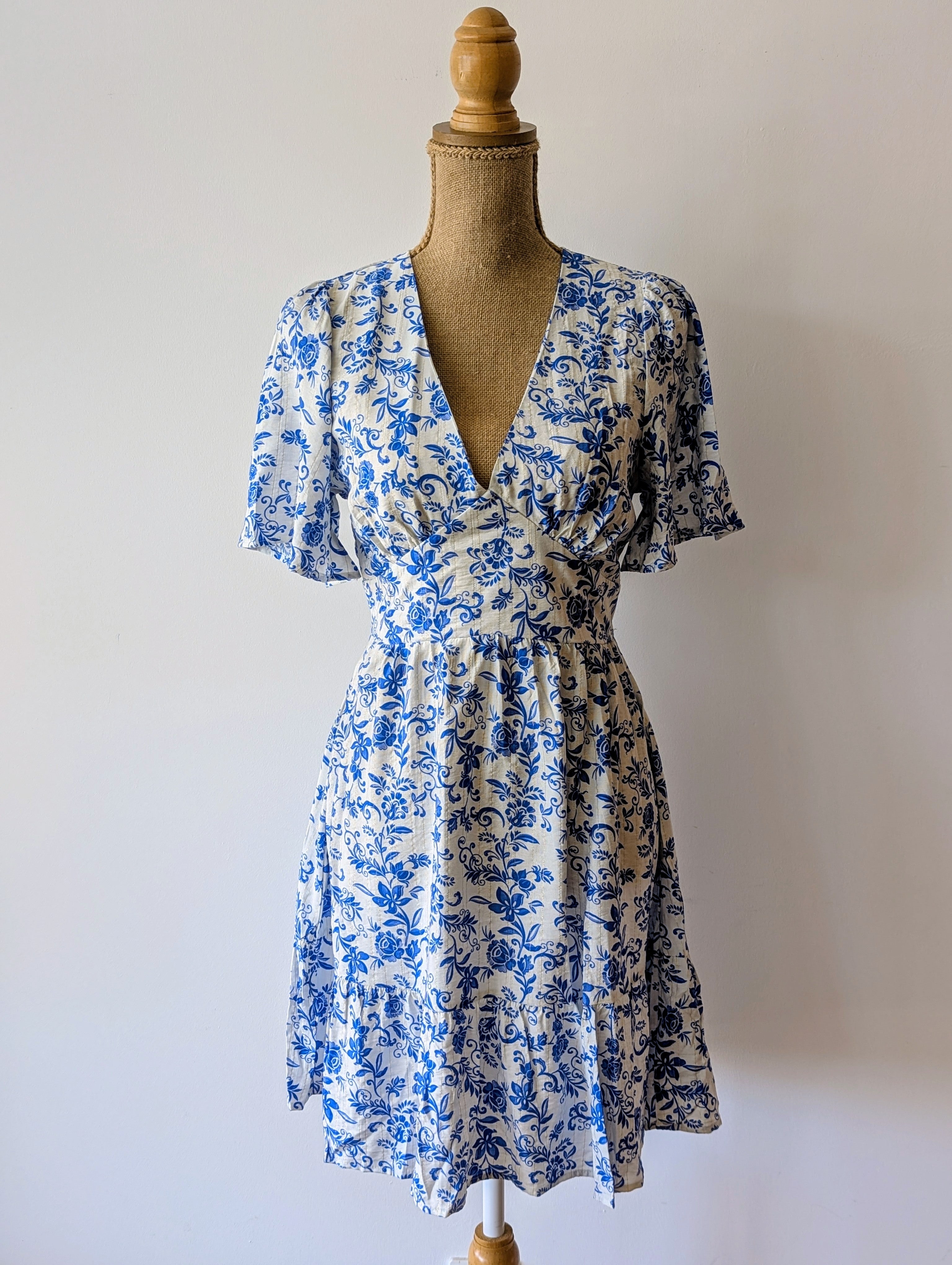 Robe courte dos nu  nœud pour fermer imprimé bleu et blanc décolleté en V elegant pour ceremonie