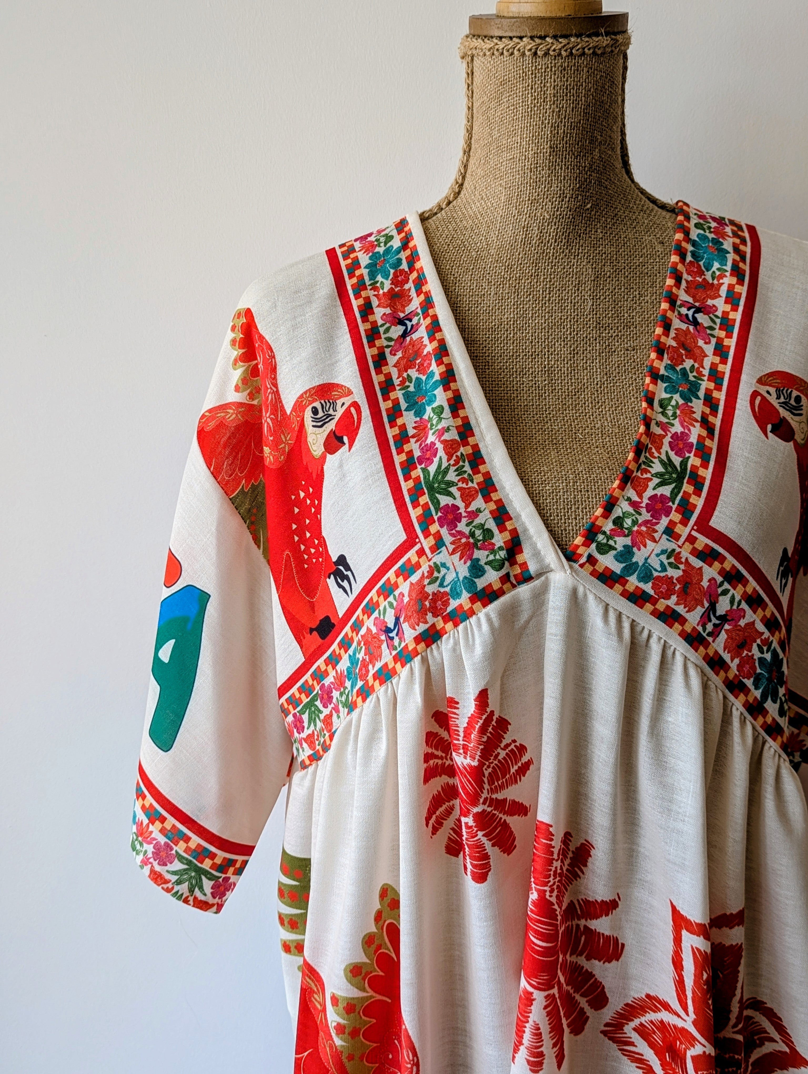Robe courte de plage perroquet rouge fleurs orange bonita viscose