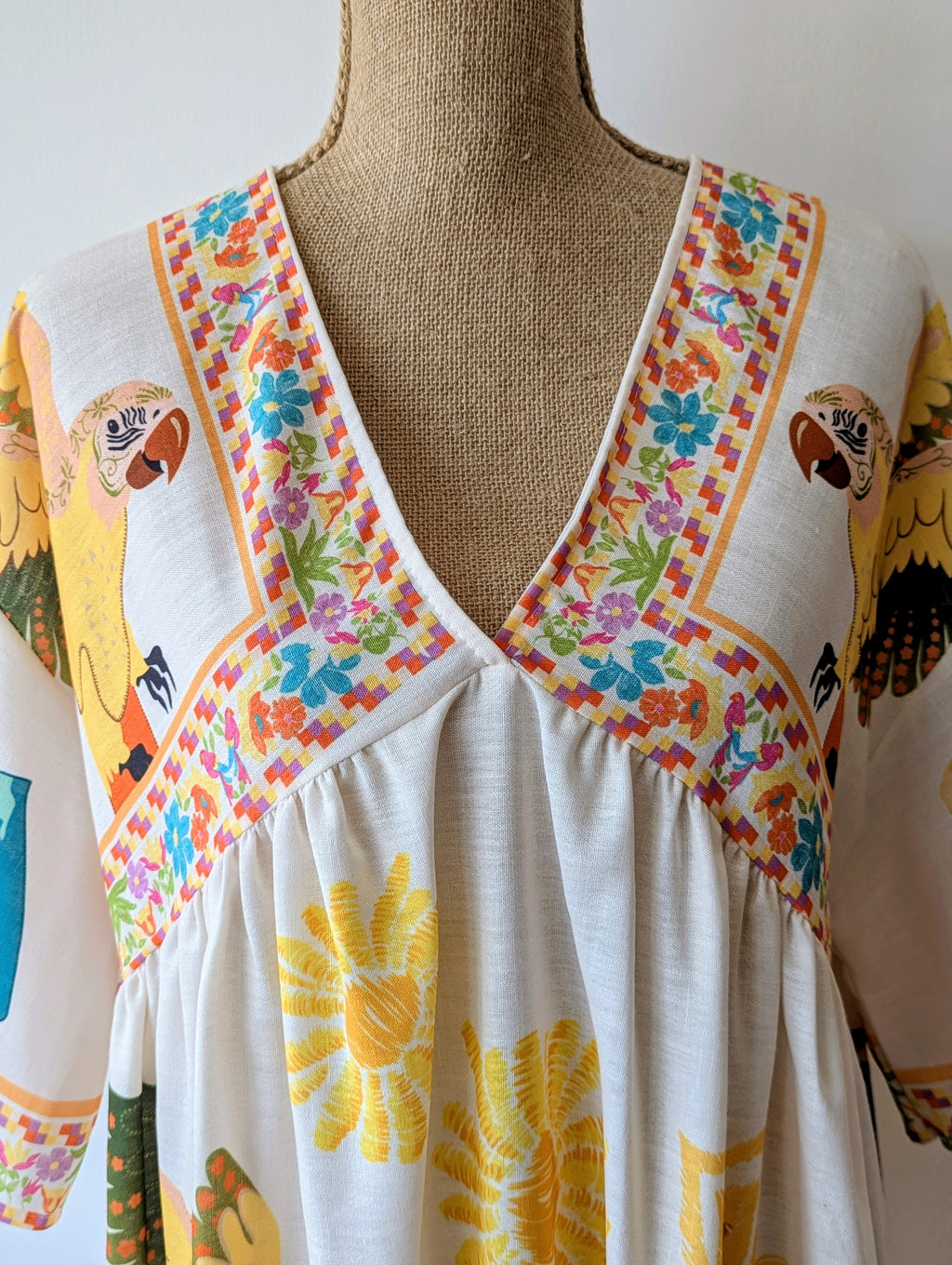 Robe courte de plage perroquet fleurs jaune orange bonita viscose décolleté en V