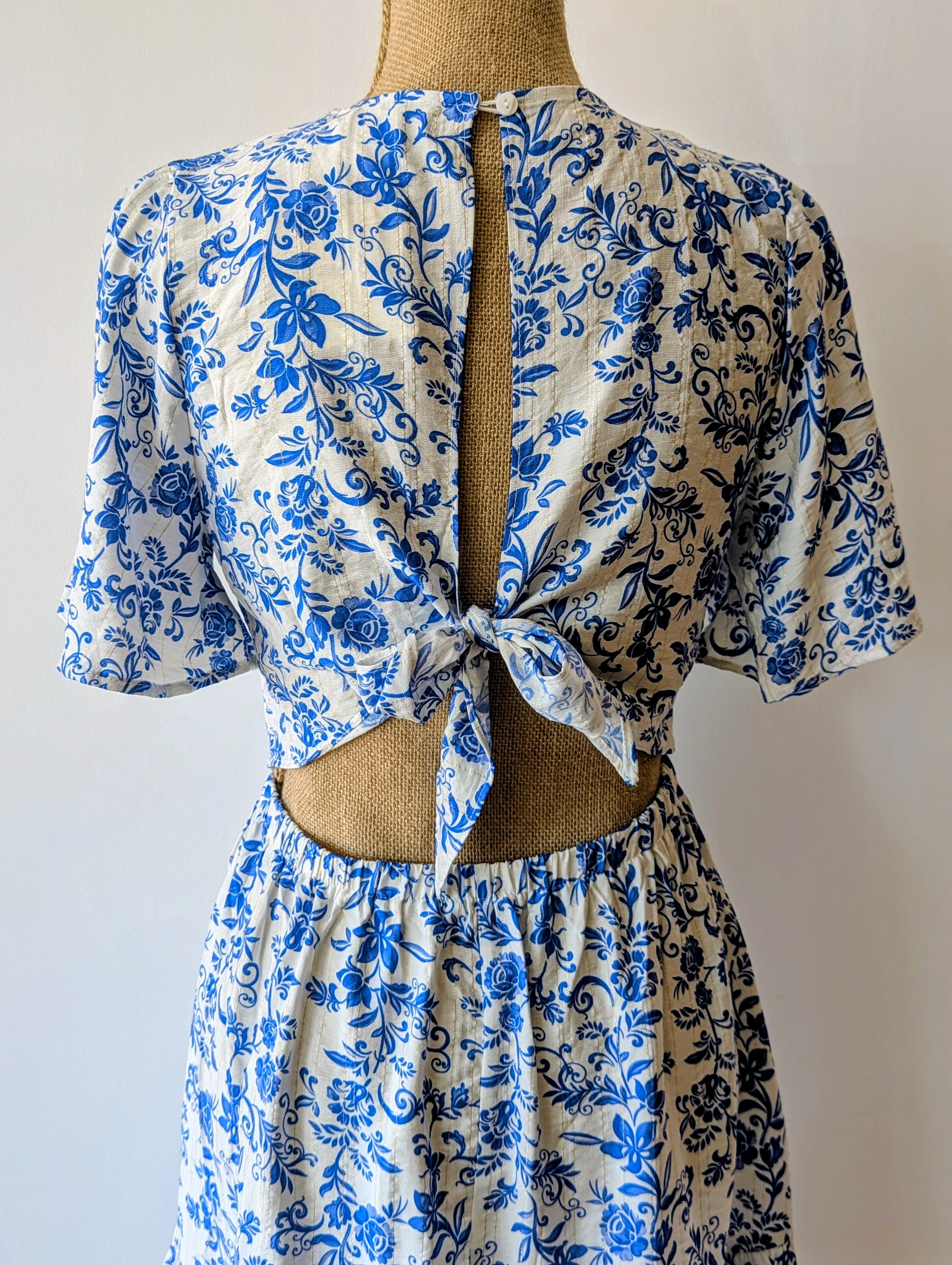 Robe dos nu  noeud pour fermer imprimé bleu et blanc