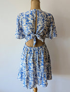 Robe dos nu  nœud pour fermer imprimé bleu et blanc décolleté en V elegant pour ceremonie