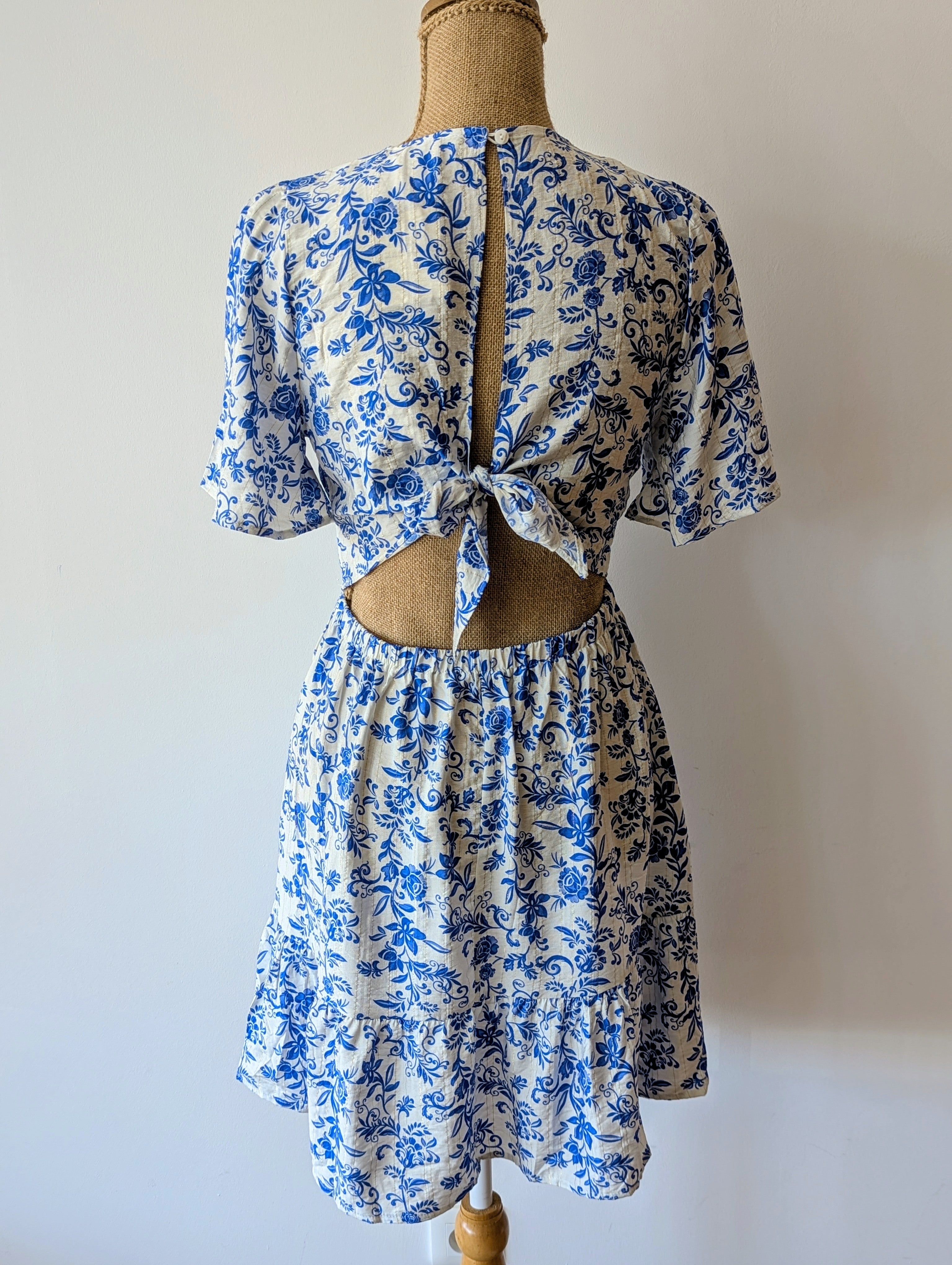 Robe dos nu  nœud pour fermer imprimé bleu et blanc décolleté en V elegant pour ceremonie
