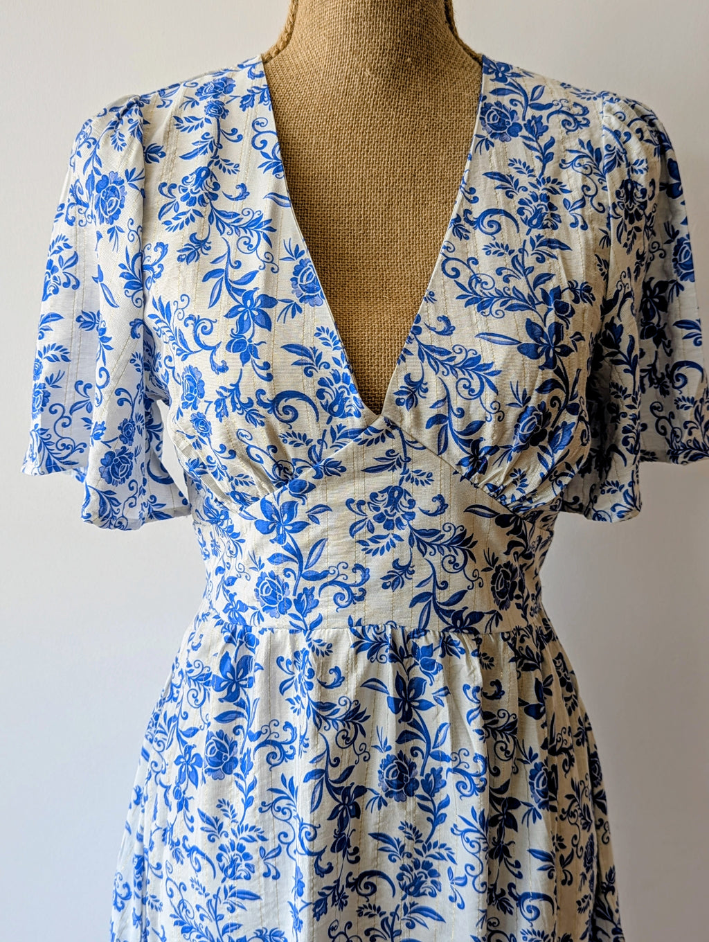 Robe dos nu  nœud pour fermer imprimé fleurs bleu et blanc décolleté en V elegant pour ceremonie