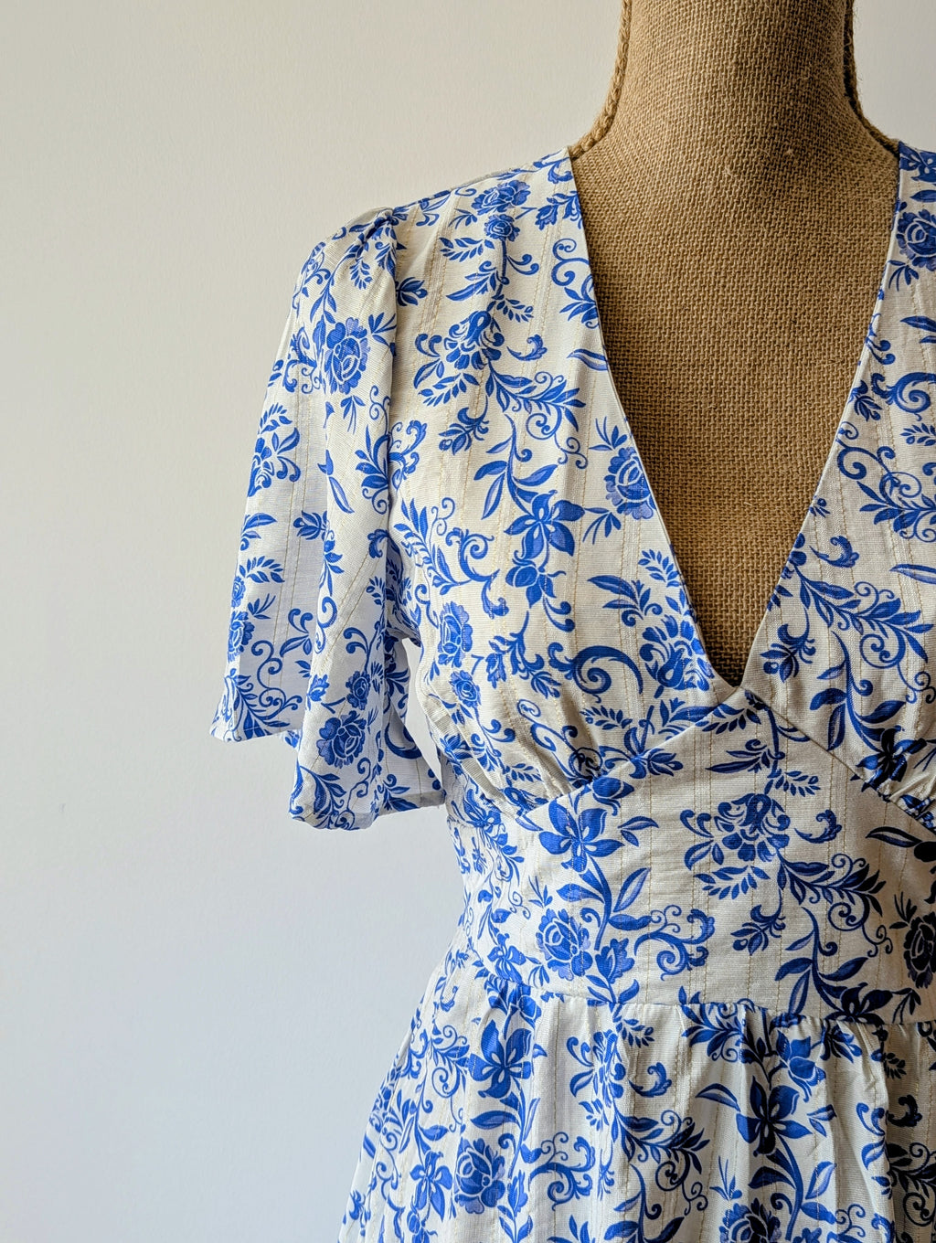 Robe dos nu  nœud pour fermer imprimé arabesques bleu et blanc décolleté en V elegant pour ceremonie