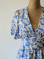 Robe dos nu  nœud pour fermer imprimé arabesques bleu et blanc décolleté en V elegant pour ceremonie