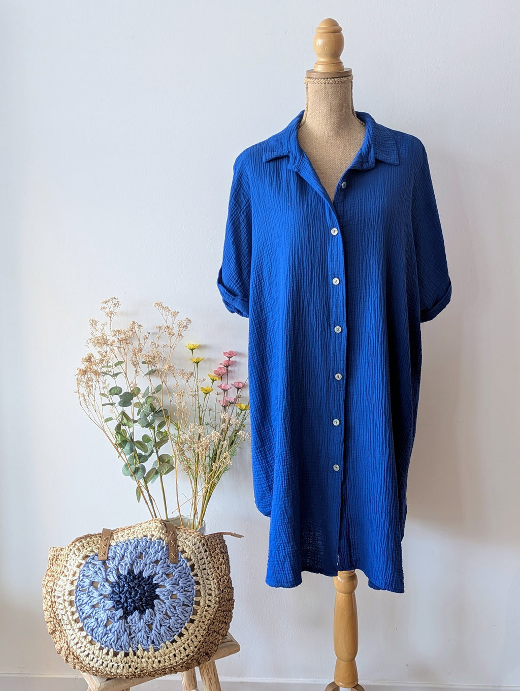 Robe chemise courte en gaze de coton bleu roi, décolleté en V à manches courtes pour femmes curvy grande taille pulpeuse mode sud landes Ondres Bayonne Labenne