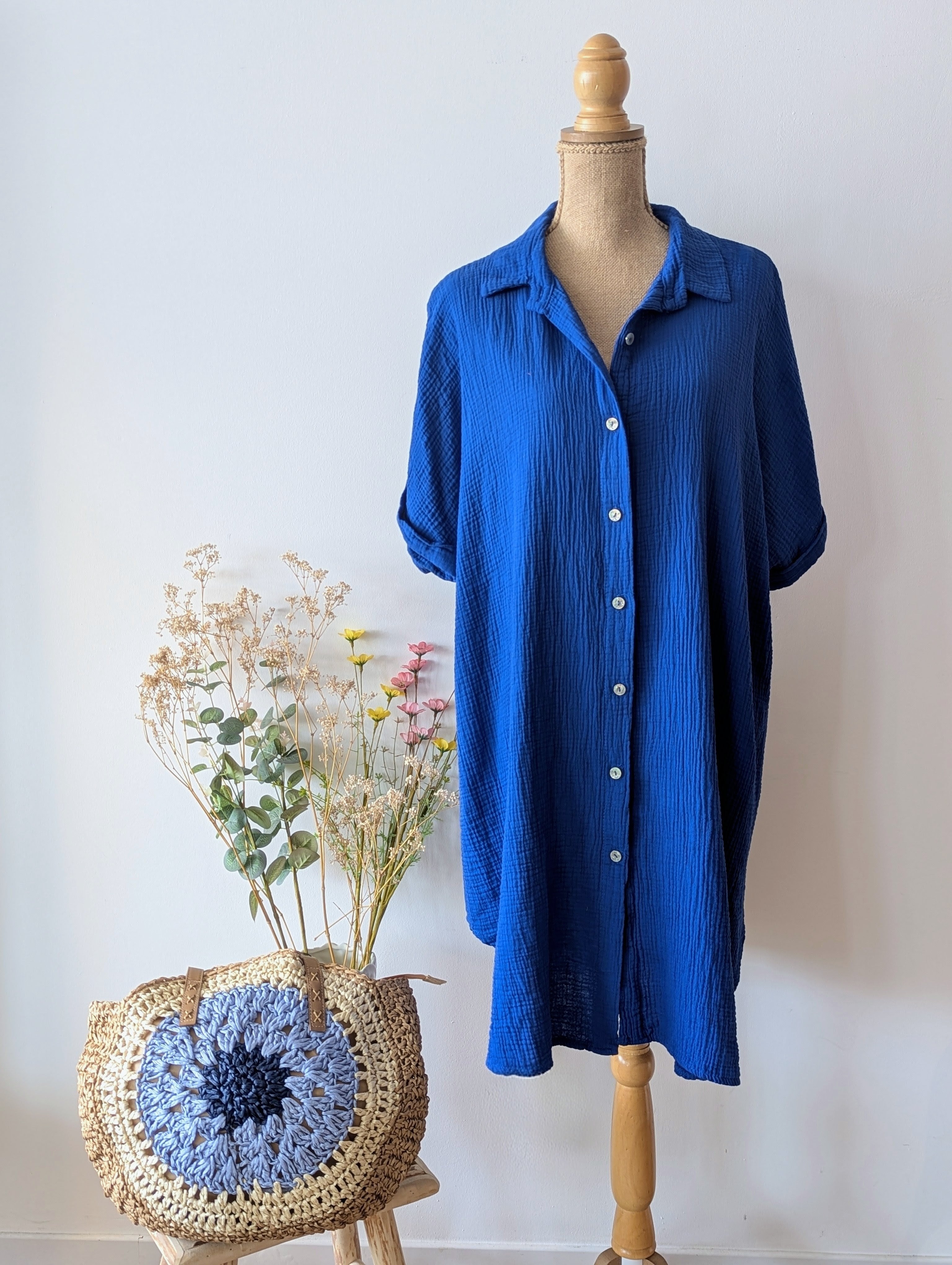 Robe chemise courte en gaze de coton bleu roi, décolleté en V à manches courtes pour femmes curvy grande taille pulpeuse mode sud landes Ondres Bayonne Labenne