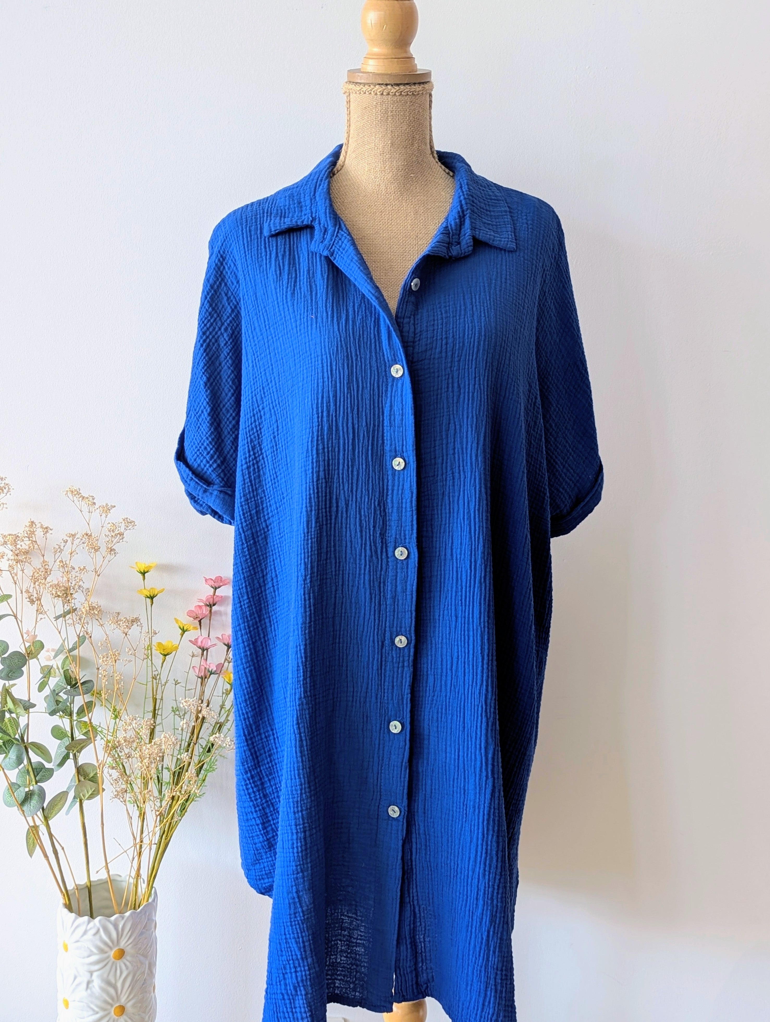 Robe chemise courte en gaze de coton bleu roi, décolleté en V à manches courtes pour femmes curvy grande taille pulpeuse mode sud landes Ondres Bayonne Labenne