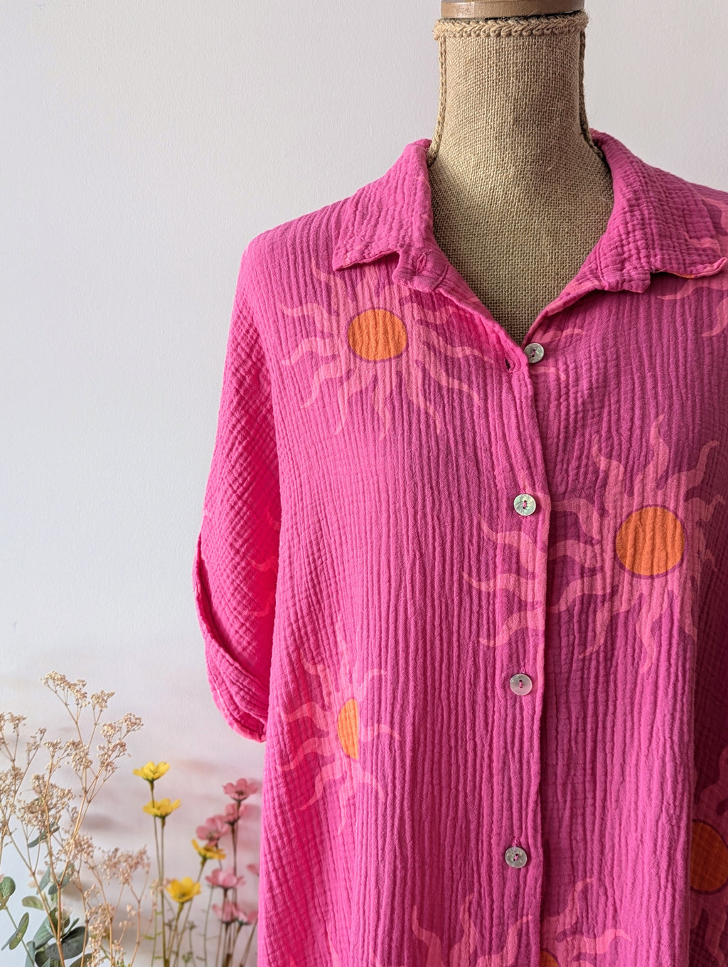 Robe Gaze de coton Fuchsia avec des soleil rose et orange pour femme Curvy  mode boutique sud landes Ondres Bayonne Labenne