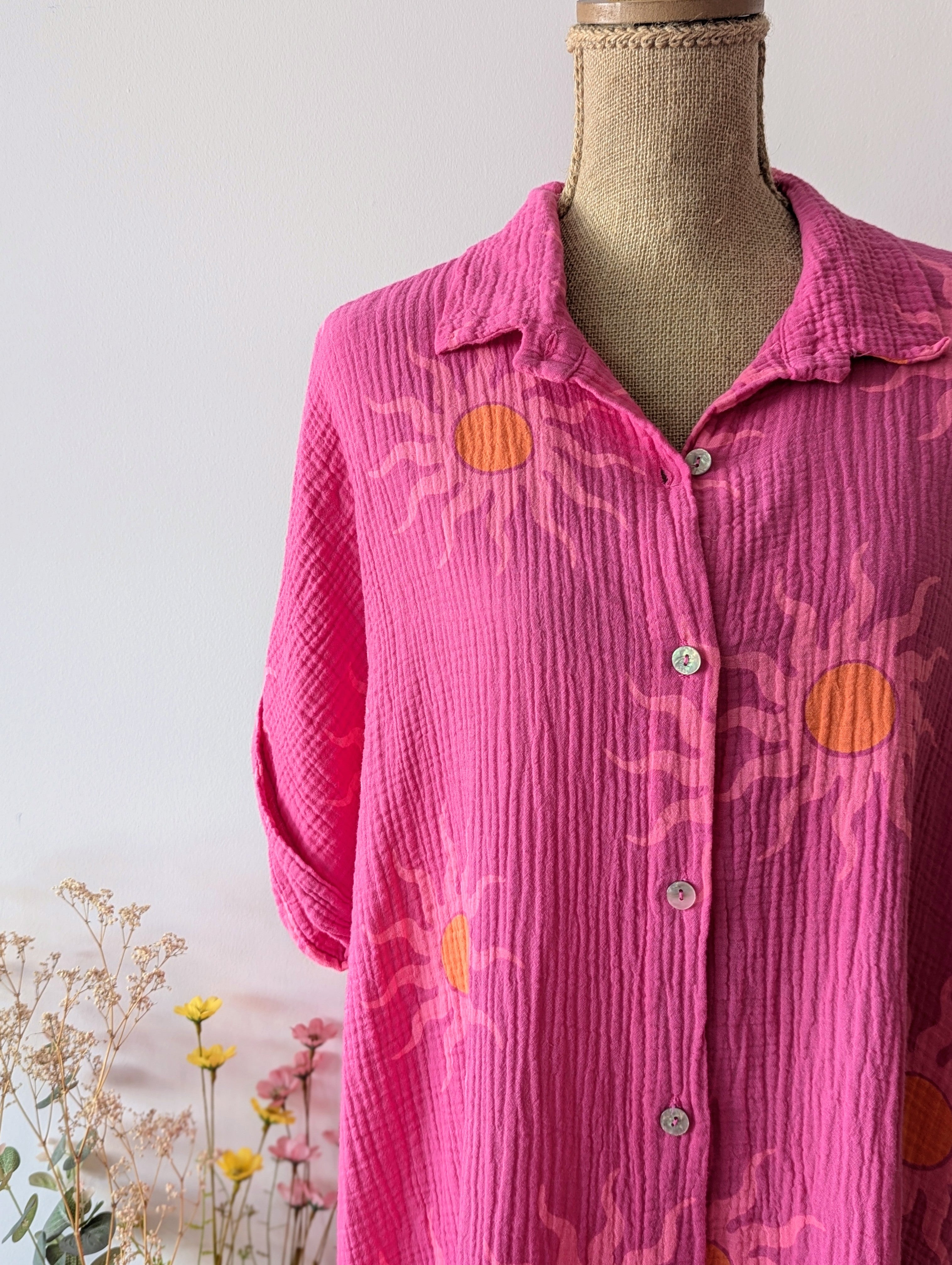 Robe Gaze de coton Fuchsia avec des soleil rose et orange pour femme Curvy  mode boutique sud landes Ondres Bayonne Labenne