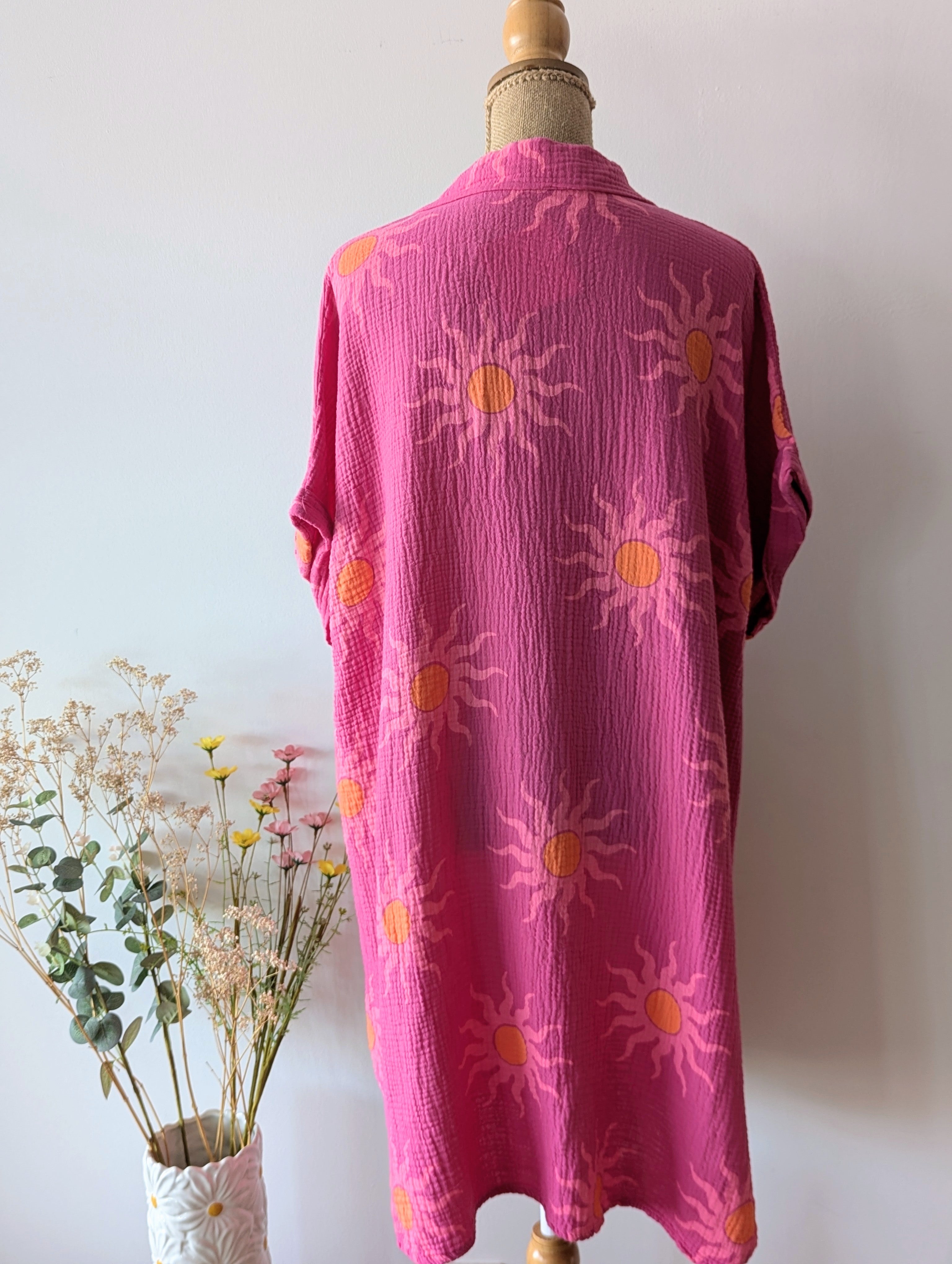 Robe Gaze de coton Fuchsia avec des soleil rose et orange pour femme Curvy Grande taille Pulpeuse  mode boutique sud landes Ondres Bayonne Labenne