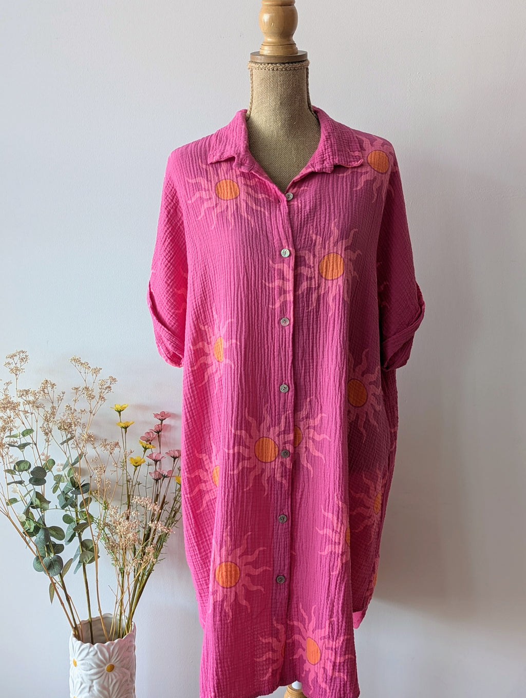 Robe Gaze de coton Fuchsia avec des soleil rose et orange pour femme Curvy  mode boutique sud landes Ondres Bayonne Labenne