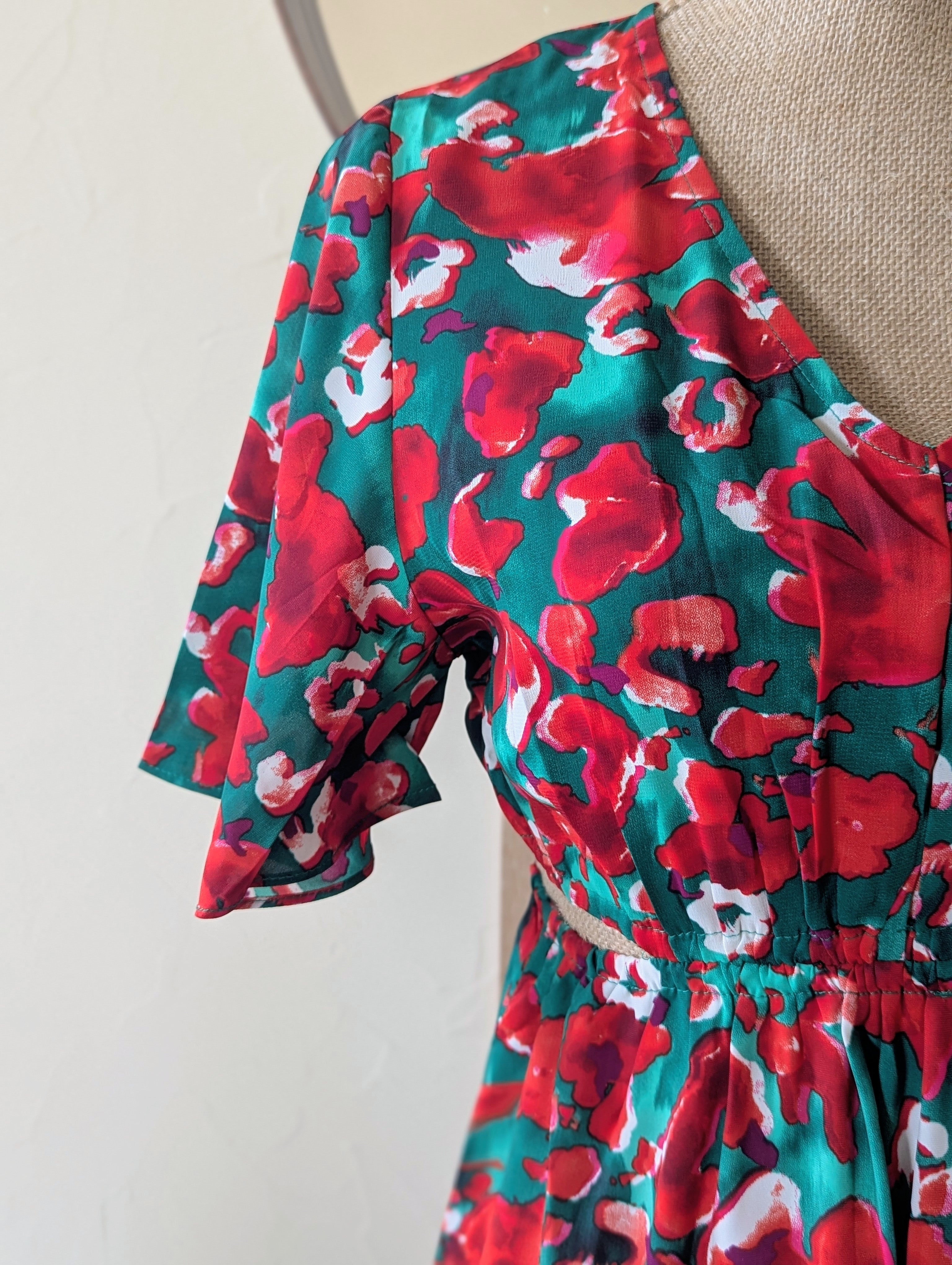 Robe Longue Verte et Rouge avec des Fleurs  Taille Ouverte Manches Courtes Décolleté en V Mode Femme Ondres Labenne Sud Landes