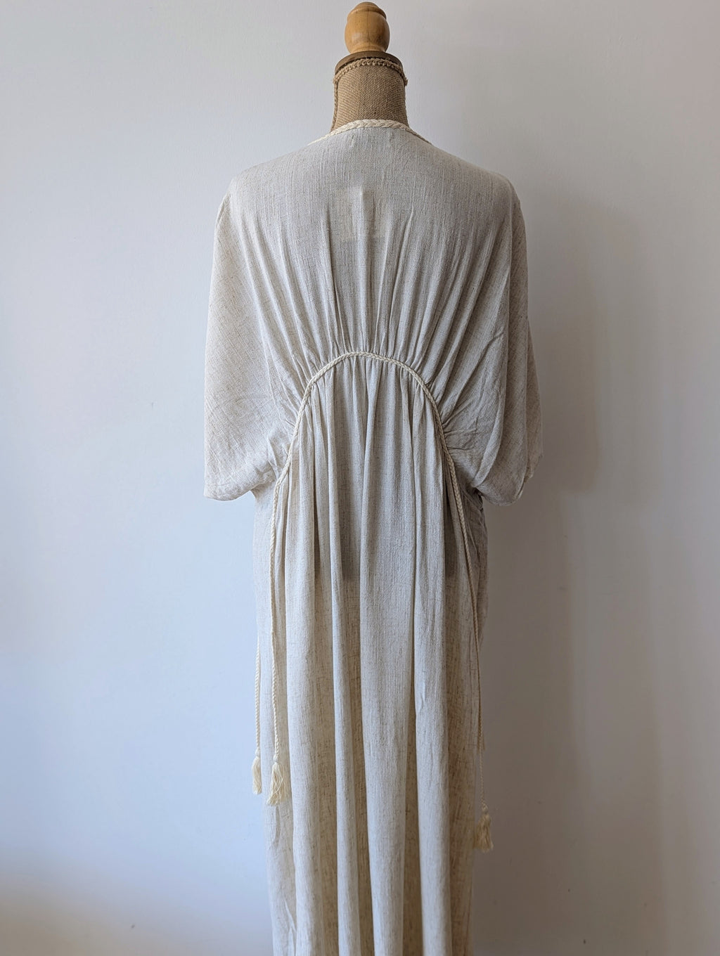 Cette robe longue  va sublimer votre silhouette grâce à sa coupe déesse et sa finition corde