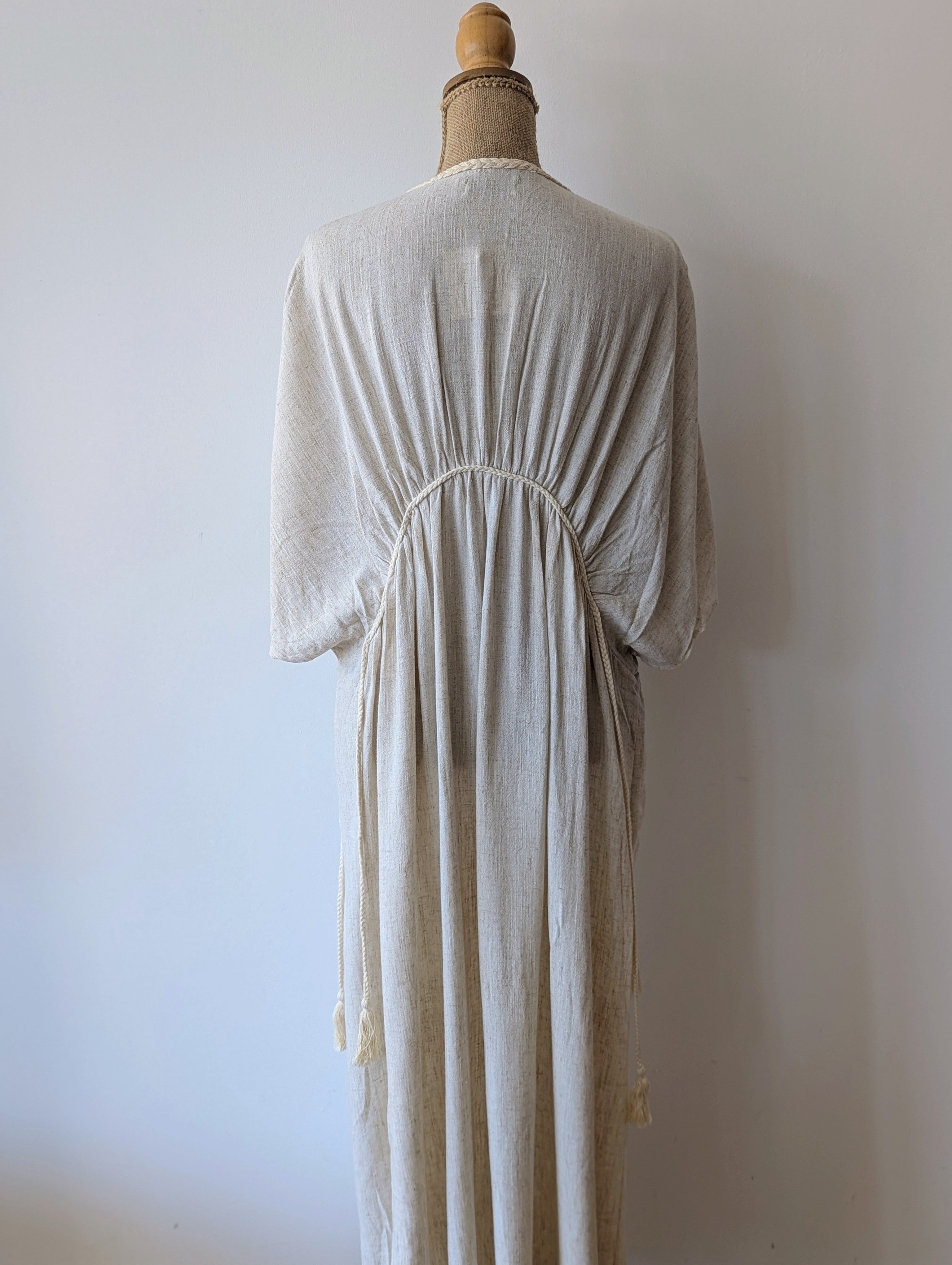 Cette robe longue  va sublimer votre silhouette grâce à sa coupe déesse et sa finition corde