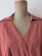 Robe longue terracotta en viscose avec fil dore.  Col chemise et drapé sur le devant. Très légère et fluide