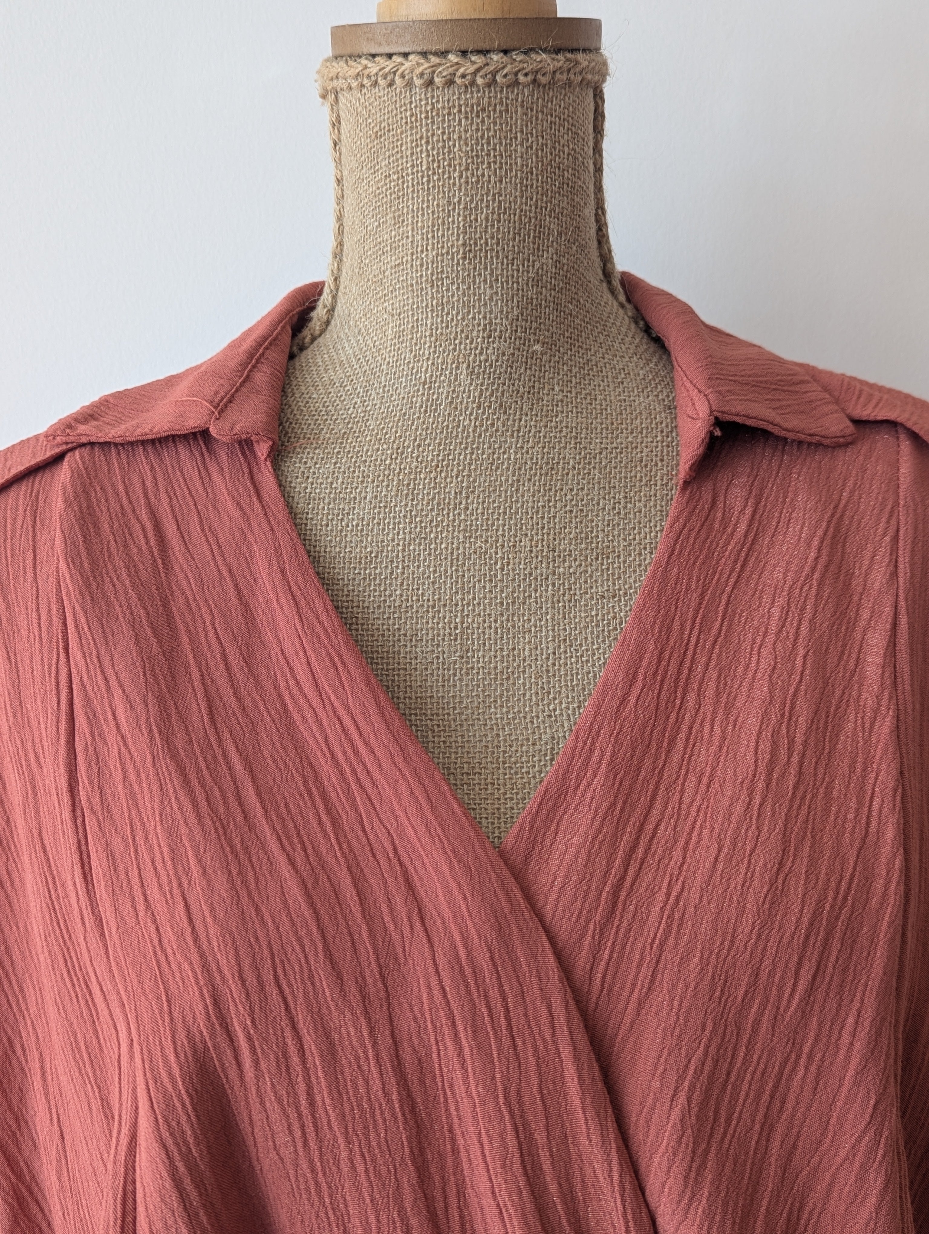 Robe longue terracotta en viscose avec fil dore.  Col chemise et drapé sur le devant. Très légère et fluide