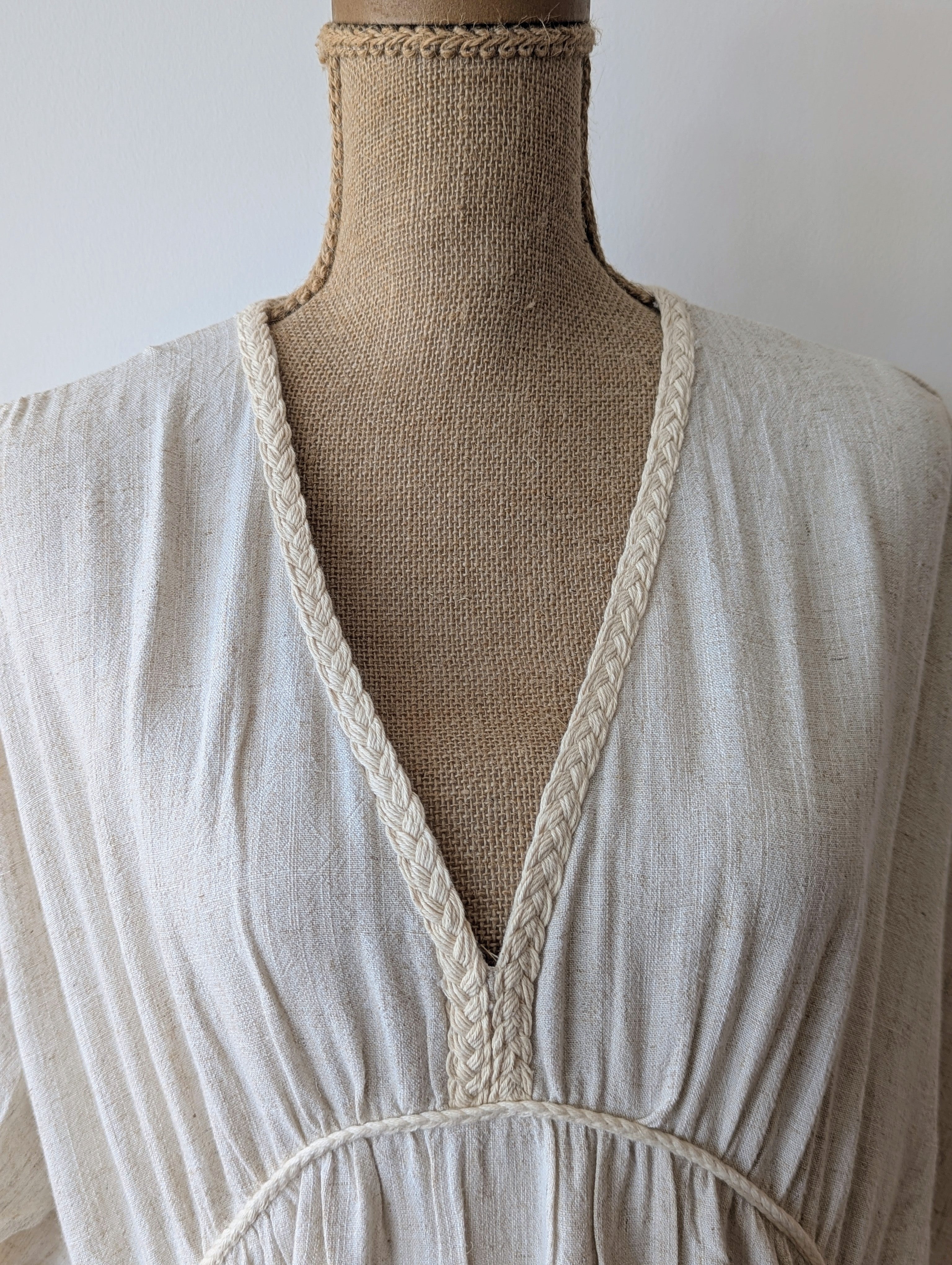 Cette robe longue en lin et viscose apporte élégance à votre dressing