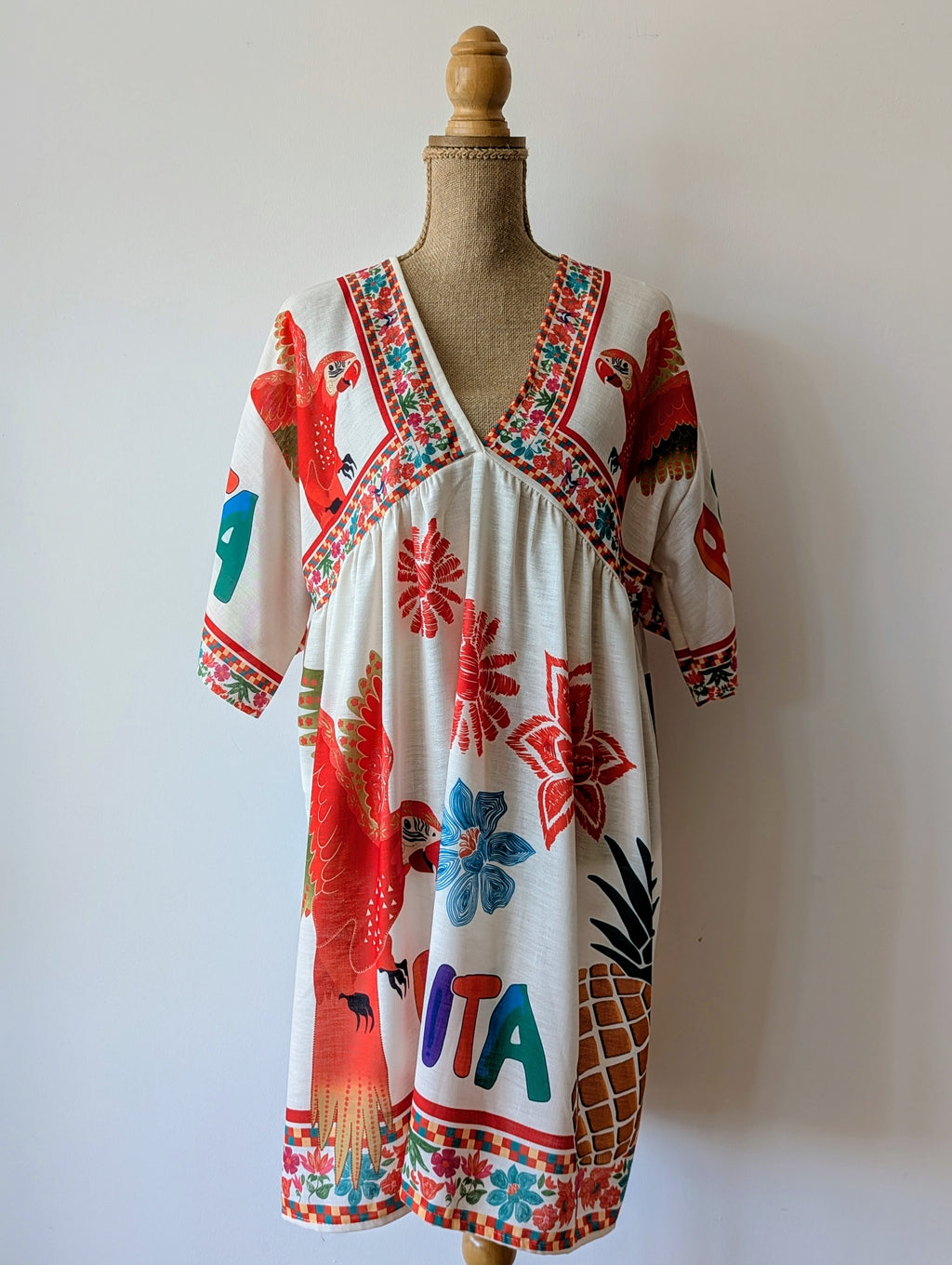 Robe courte de plage perroquet rouge fleurs orange bonita viscose ananas