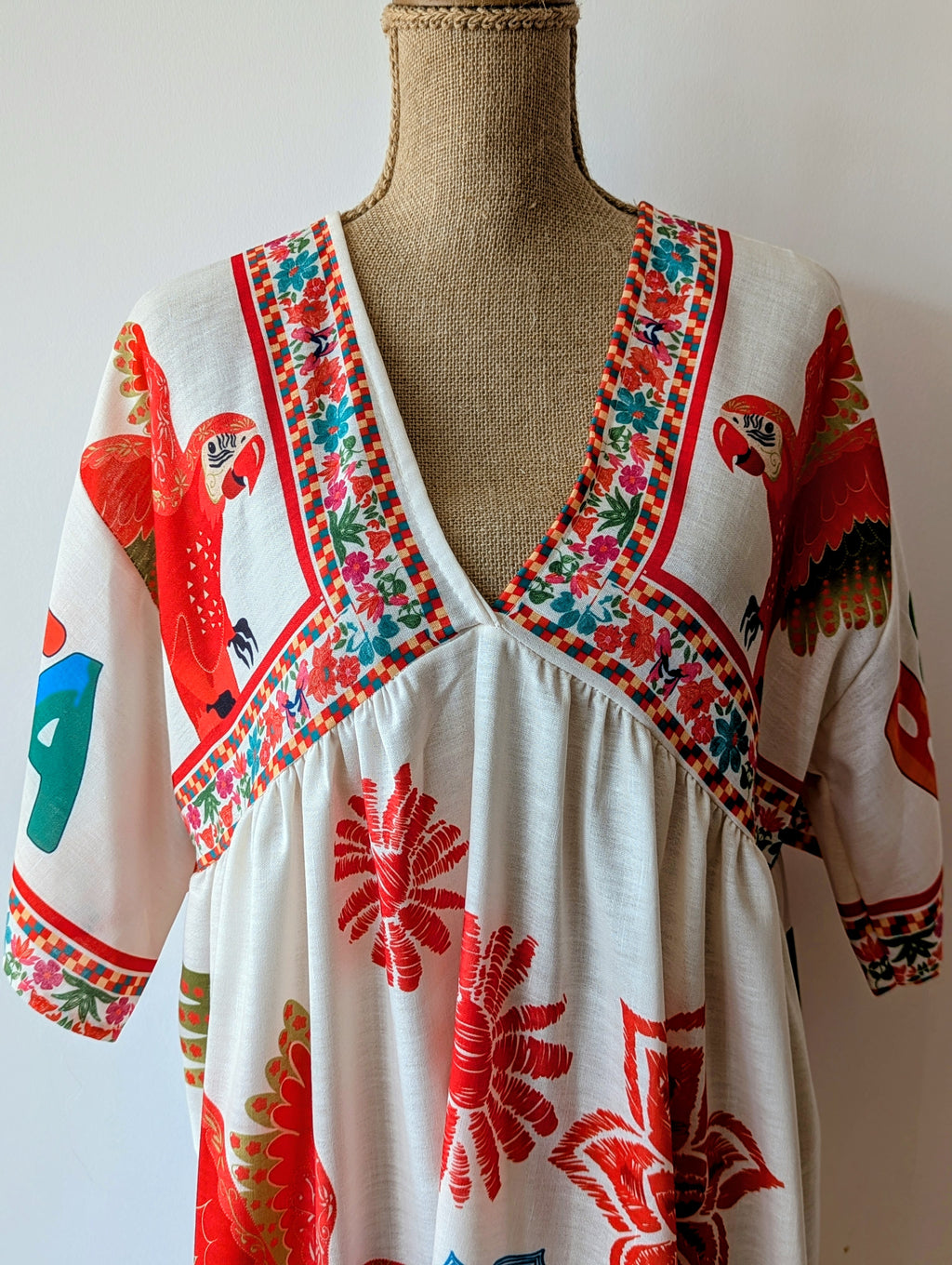 Robe courte de plage perroquet rouge orange fleurs iris bonita viscose