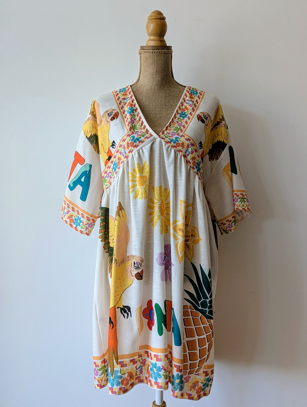 Robe courte de plage perroquet fleurs jaune orange bonita viscose motif ethnique