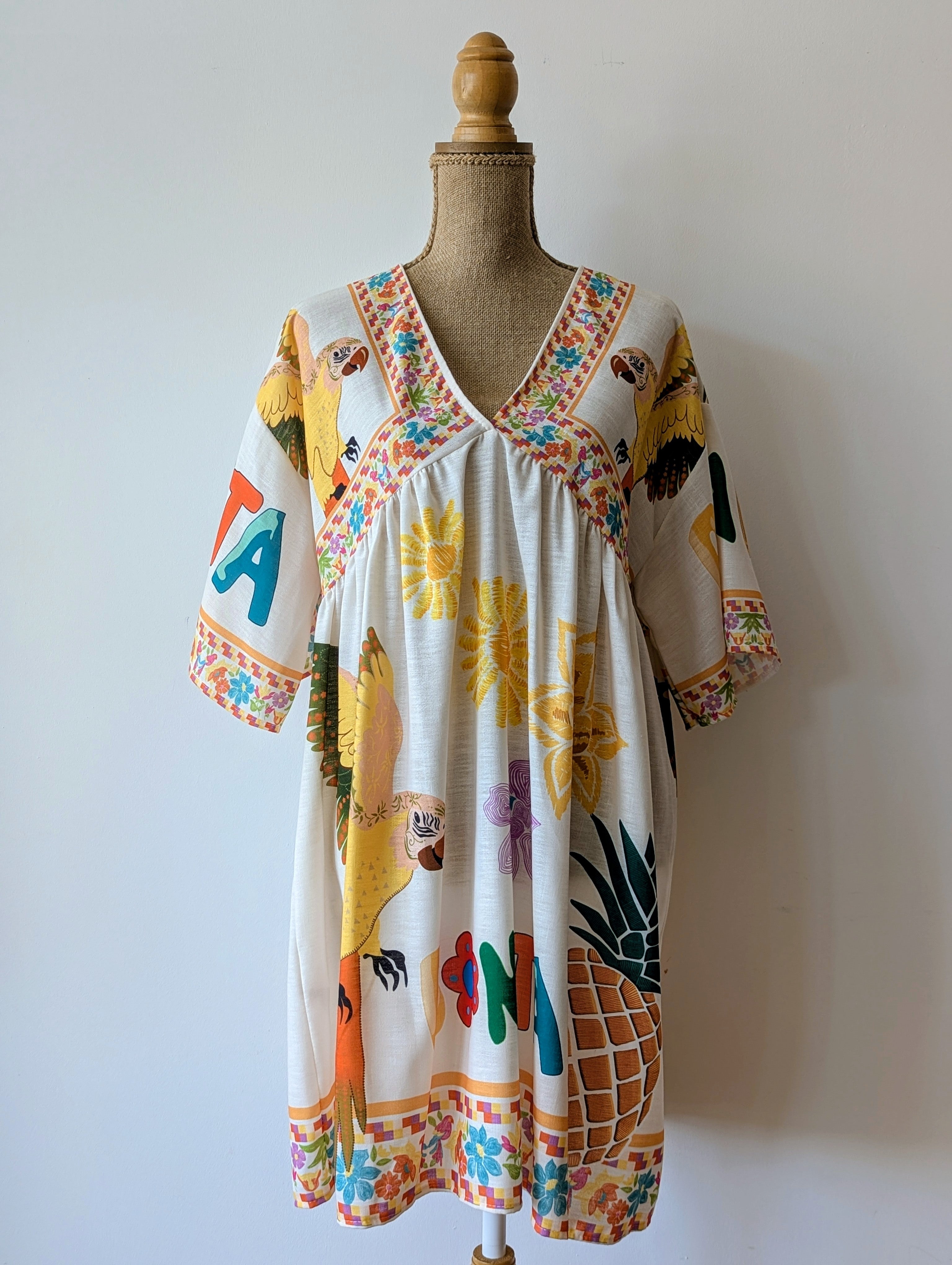 Robe courte de plage perroquet fleurs jaune orange bonita viscose motif ethnique