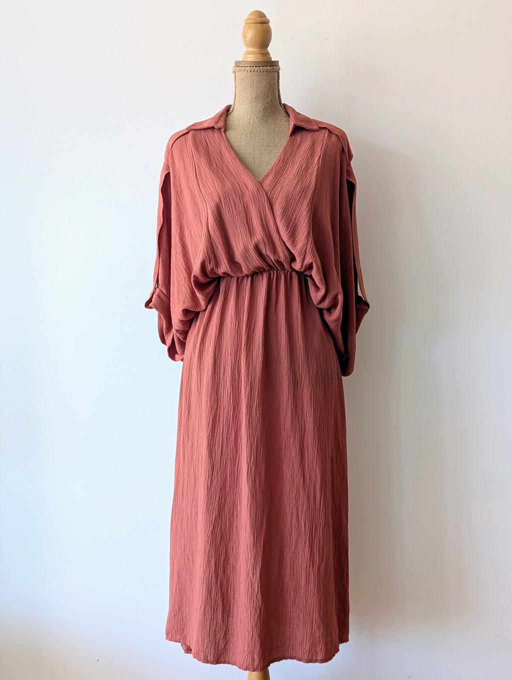 Robe longue terracotta en viscose avec fil dore.  Très agréable à porter en viscose