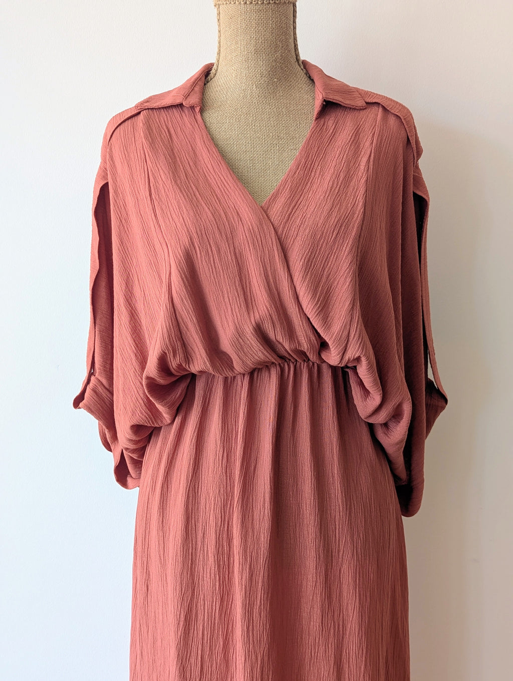 Robe longue terracotta en viscose avec fil dore.  Col chemise et drapé sur le devant. Manches chauves souris très élégantes.