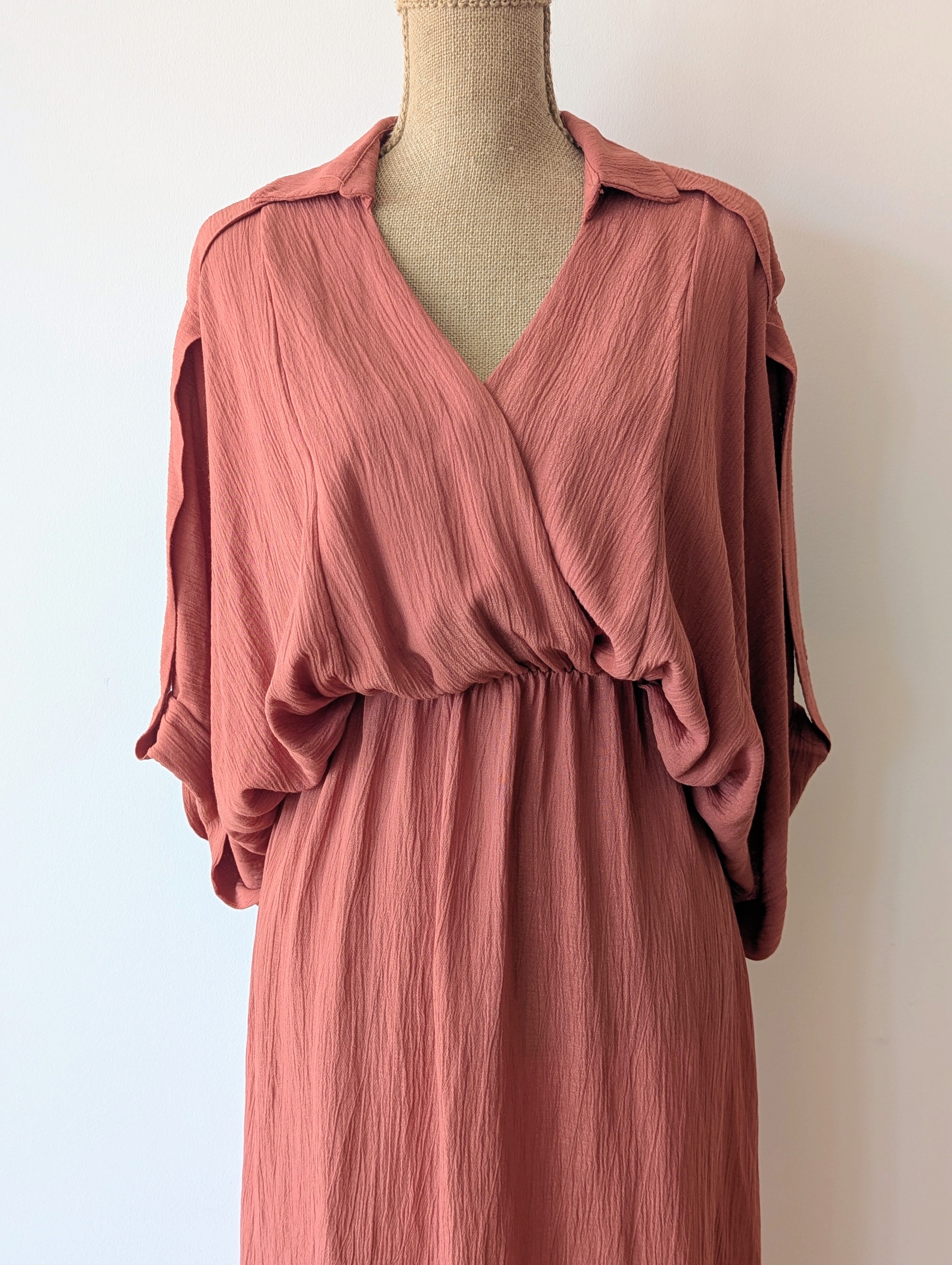 Robe longue terracotta en viscose avec fil dore.  Col chemise et drapé sur le devant. Manches chauves souris très élégantes.
