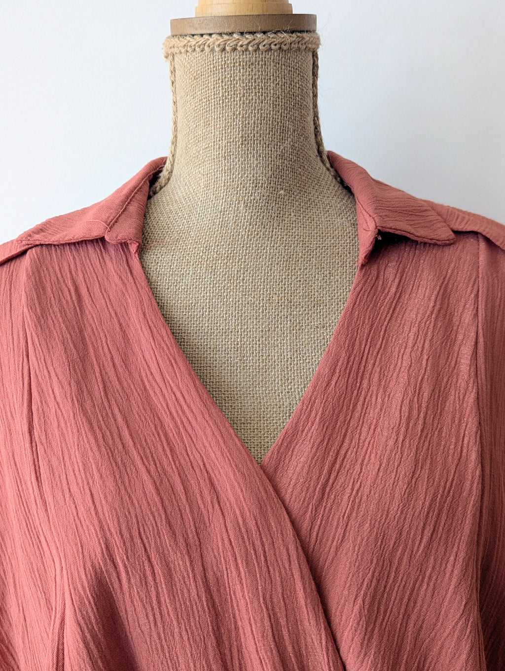 Robe longue terracotta en viscose avec fil dore.  Col chemise et drapé sur le devant. 100% viscose