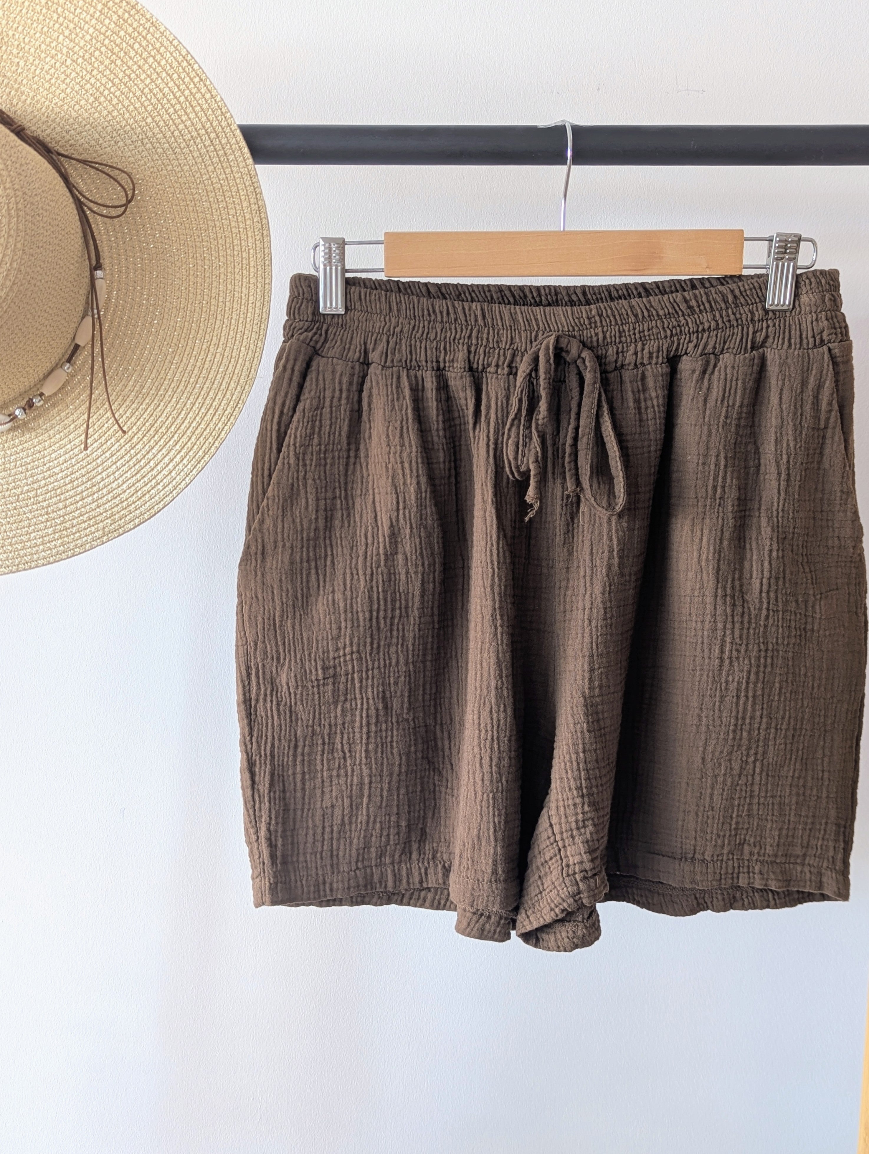 Short en Gaze de Coton Chocolat marron, très léger et respirant. Une taille élastique et deux poches, parfait pour ces chaleurs mode femme sud landes Ondres Hossegor Bayonne