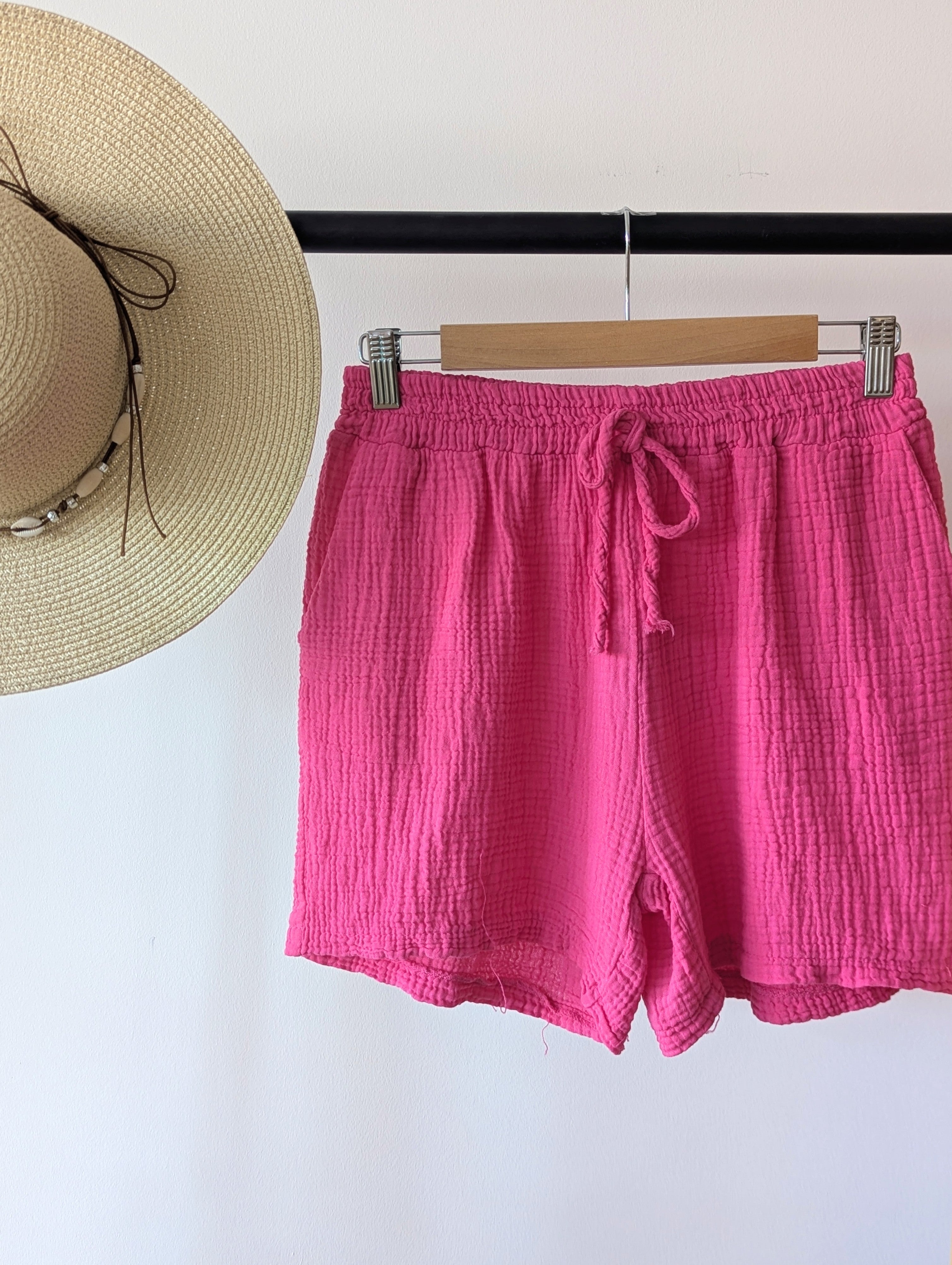 Short en Gaze de Coton  fuchsia, très léger et respirant. Une taille élastique et deux poches, parfait pour ces chaleurs mode femme sud landes Ondres Hossegor Bayonne