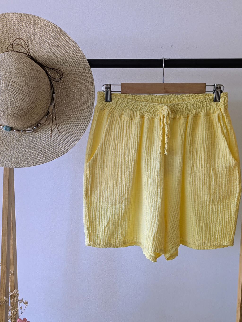 Short en Gaze de Coton jaune très léger et respirant. Une taille élastique et deux poches, parfait pour ces chaleurs mode femme sud landes ondres hossegor bayonne