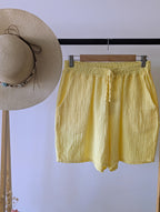 Short en Gaze de Coton jaune très léger et respirant. Une taille élastique et deux poches, parfait pour ces chaleurs mode femme sud landes ondres hossegor bayonne