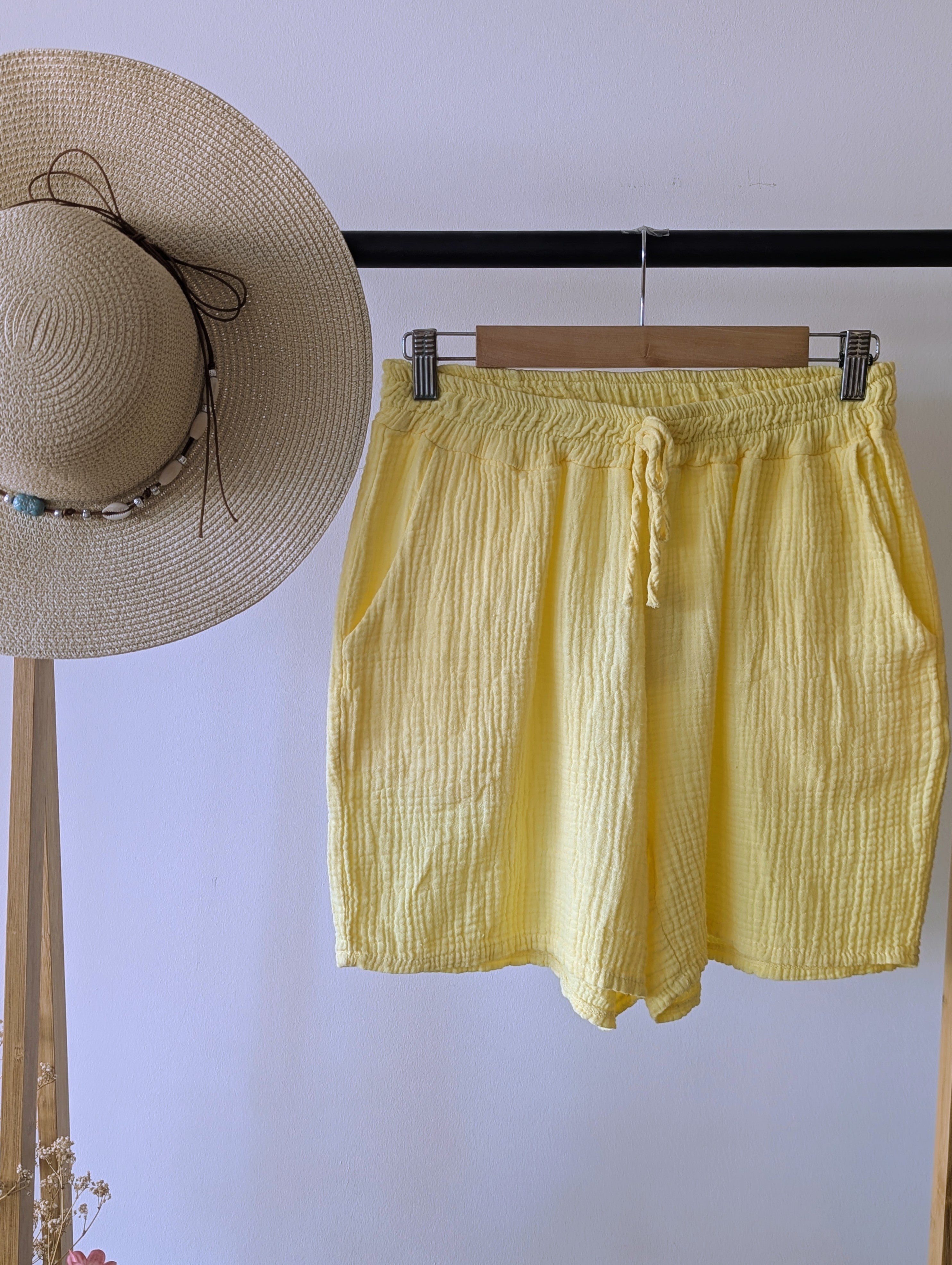 Short en Gaze de Coton jaune très léger et respirant. Une taille élastique et deux poches, parfait pour ces chaleurs mode femme sud landes ondres hossegor bayonne