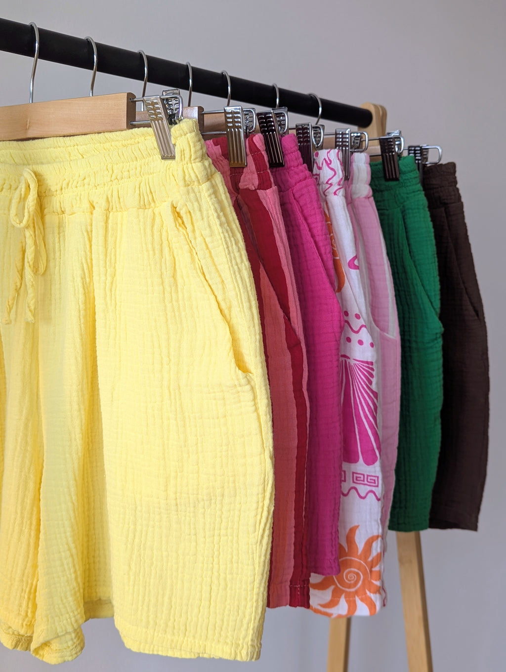 Short en Gaze de Coton  plusieurs coloris et à rayures, très léger et respirant. Une taille élastique et deux poches, parfait pour ces chaleurs mode femme sud landes Ondres Hossegor Bayonne
