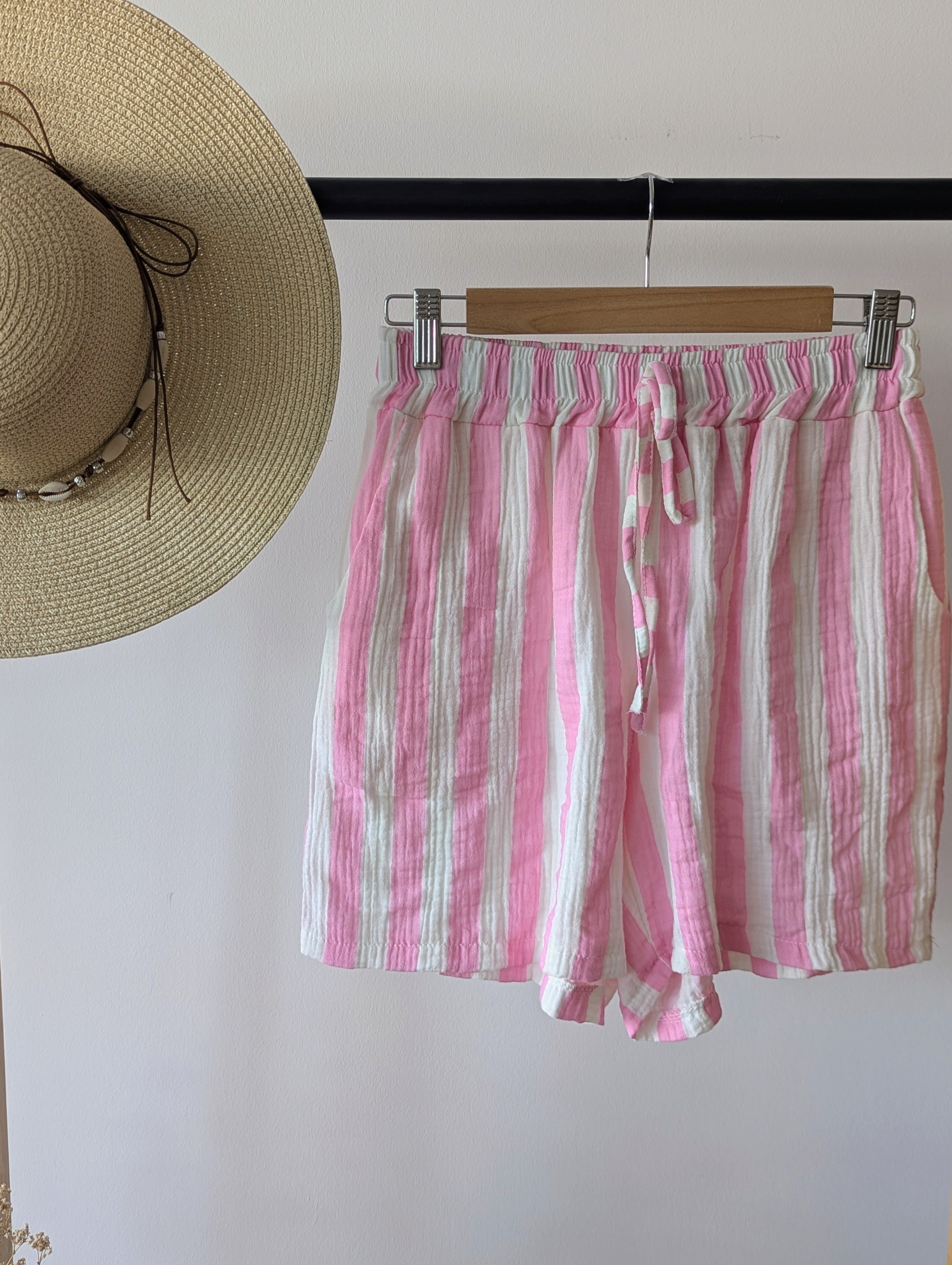 Short en Gaze de Coton rayé rose et blanc, très léger et respirant. Une taille élastique et deux poches, parfait pour ces chaleurs mode femme sud landes Ondres Hossegor Bayonne