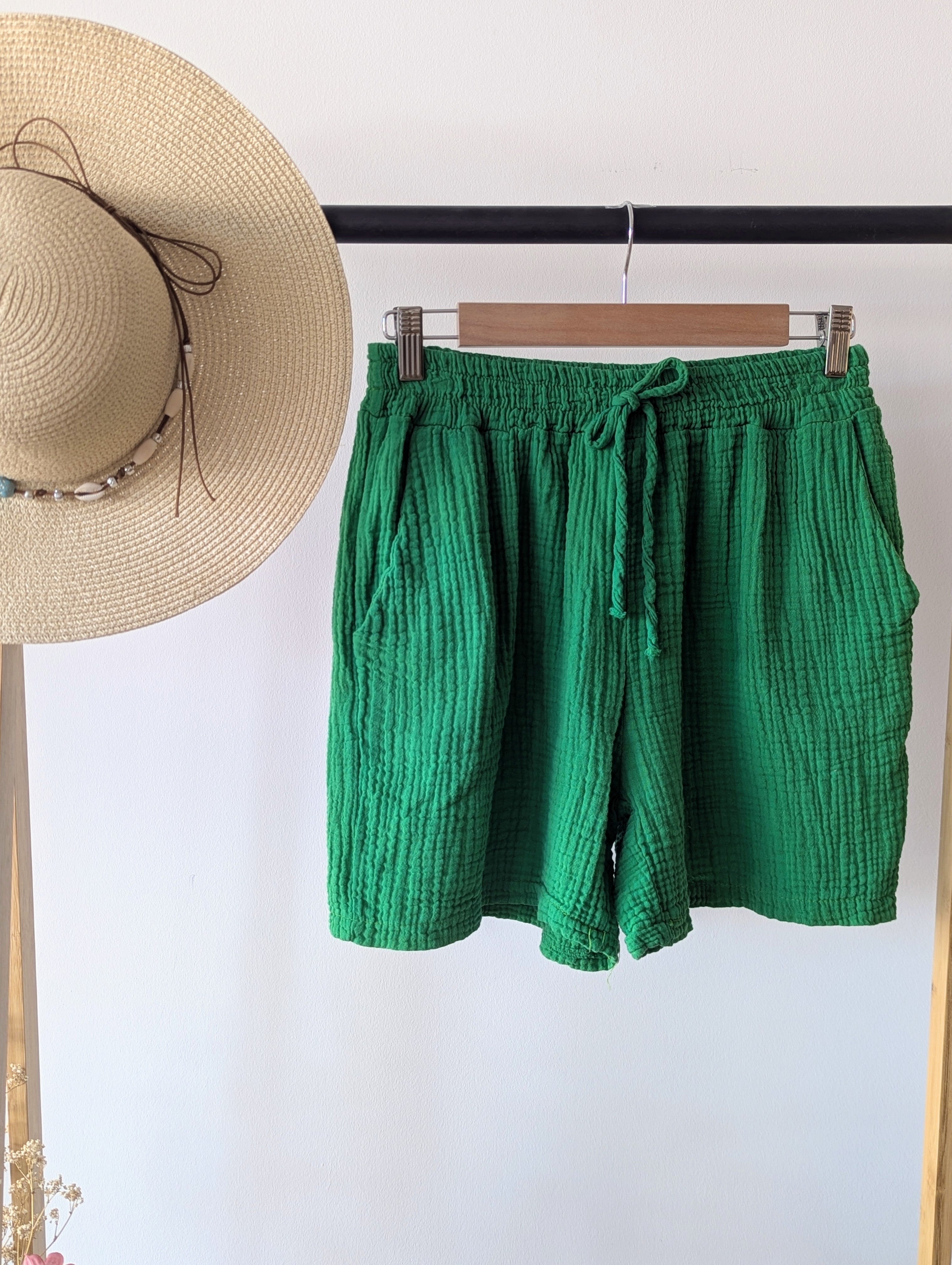 Short en Gaze de Coton vert, très léger et respirant. Une taille élastique et deux poches, parfait pour ces chaleurs mode femme sud landes Ondres Hossegor Bayonne