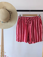 Short en Gaze de Coton rayé rose et rouge, très léger et respirant. Une taille élastique et deux poches, parfait pour ces chaleurs mode femme sud landes Ondres Hossegor Bayonne