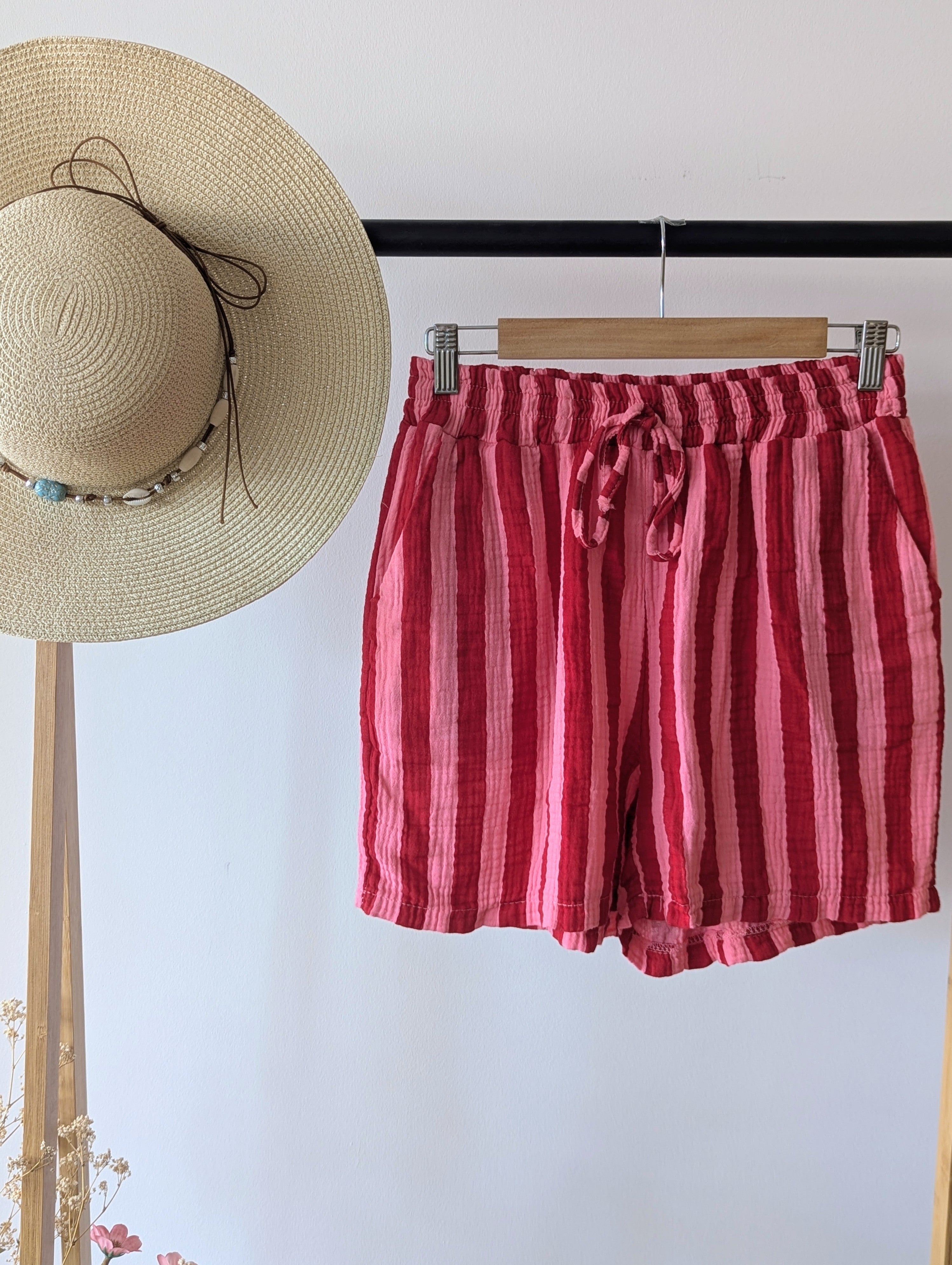 Short en Gaze de Coton rayé rose et rouge, très léger et respirant. Une taille élastique et deux poches, parfait pour ces chaleurs mode femme sud landes Ondres Hossegor Bayonne