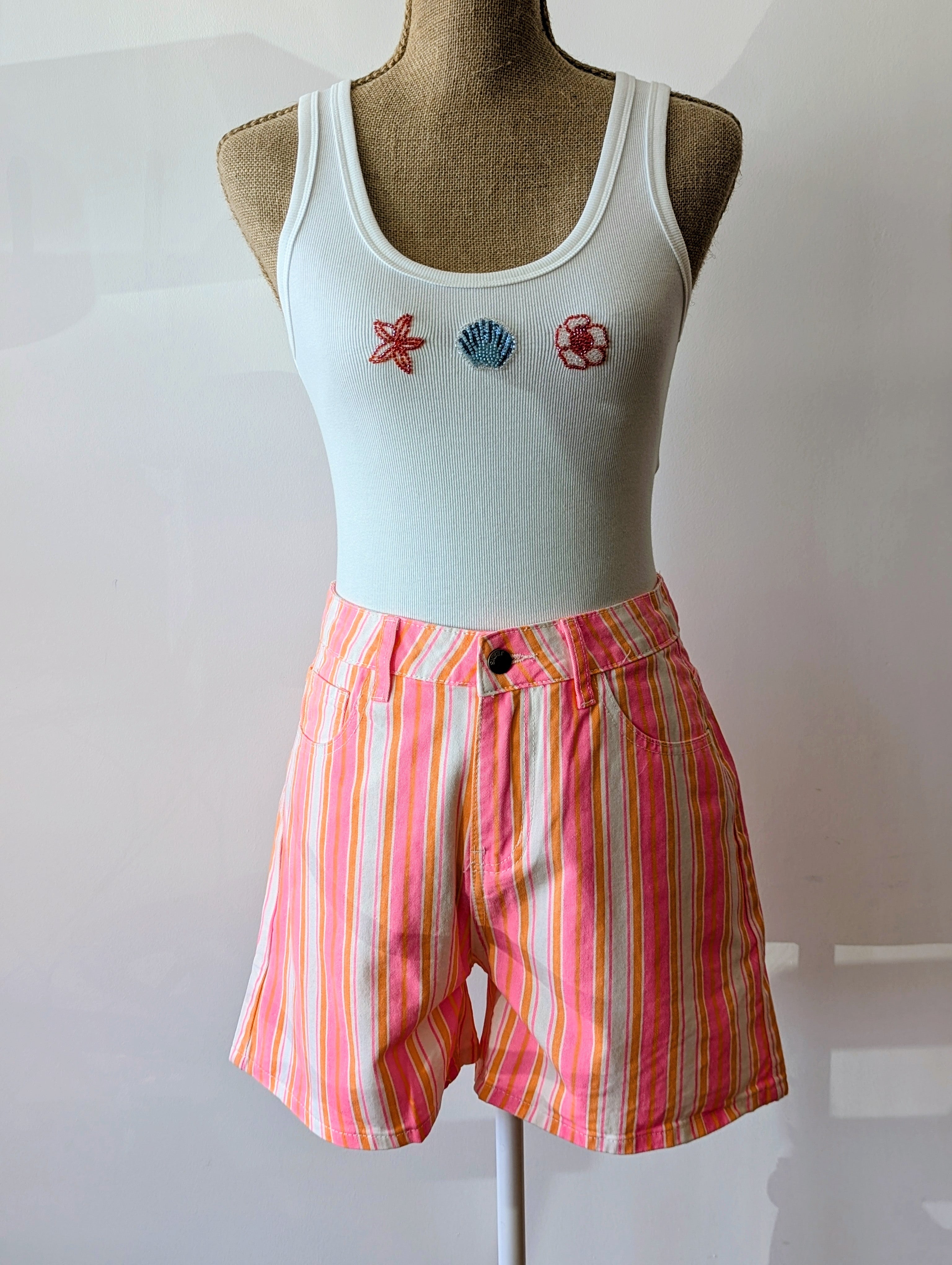 Short à rayures roses oranges et blanches, short effet jeans avec des poches, couleurs pastels acidulées pour femme mode sud landes cote basque