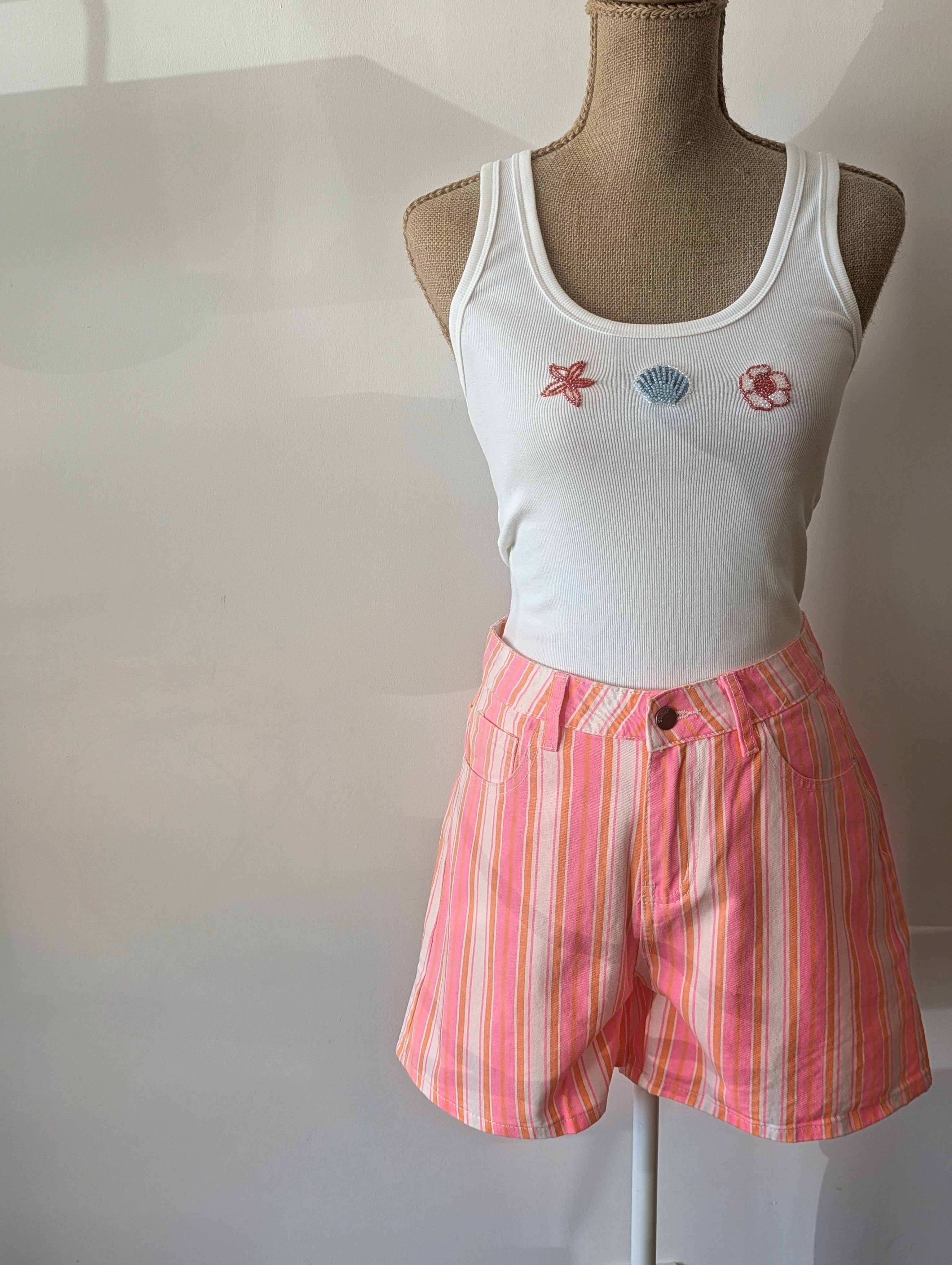 Short à rayures roses oranges et blanches, short effet jeans avec des poches, couleurs pastels acidulées pour femme mode sud landes cote basque