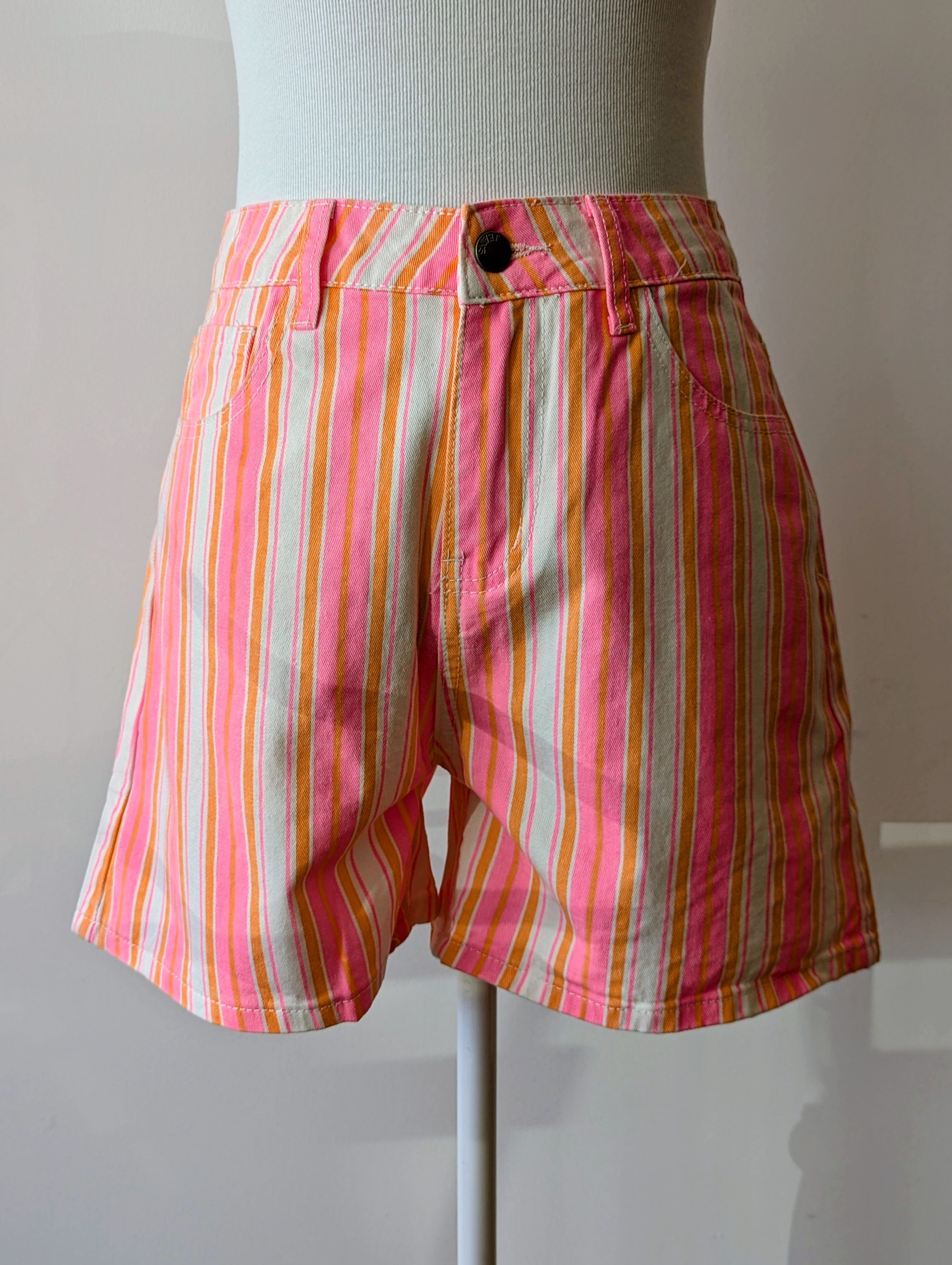 Short à rayures roses oranges et blanches, short effet jeans avec des poches, couleurs pastels acidulées pour femme mode sud landes cote basque