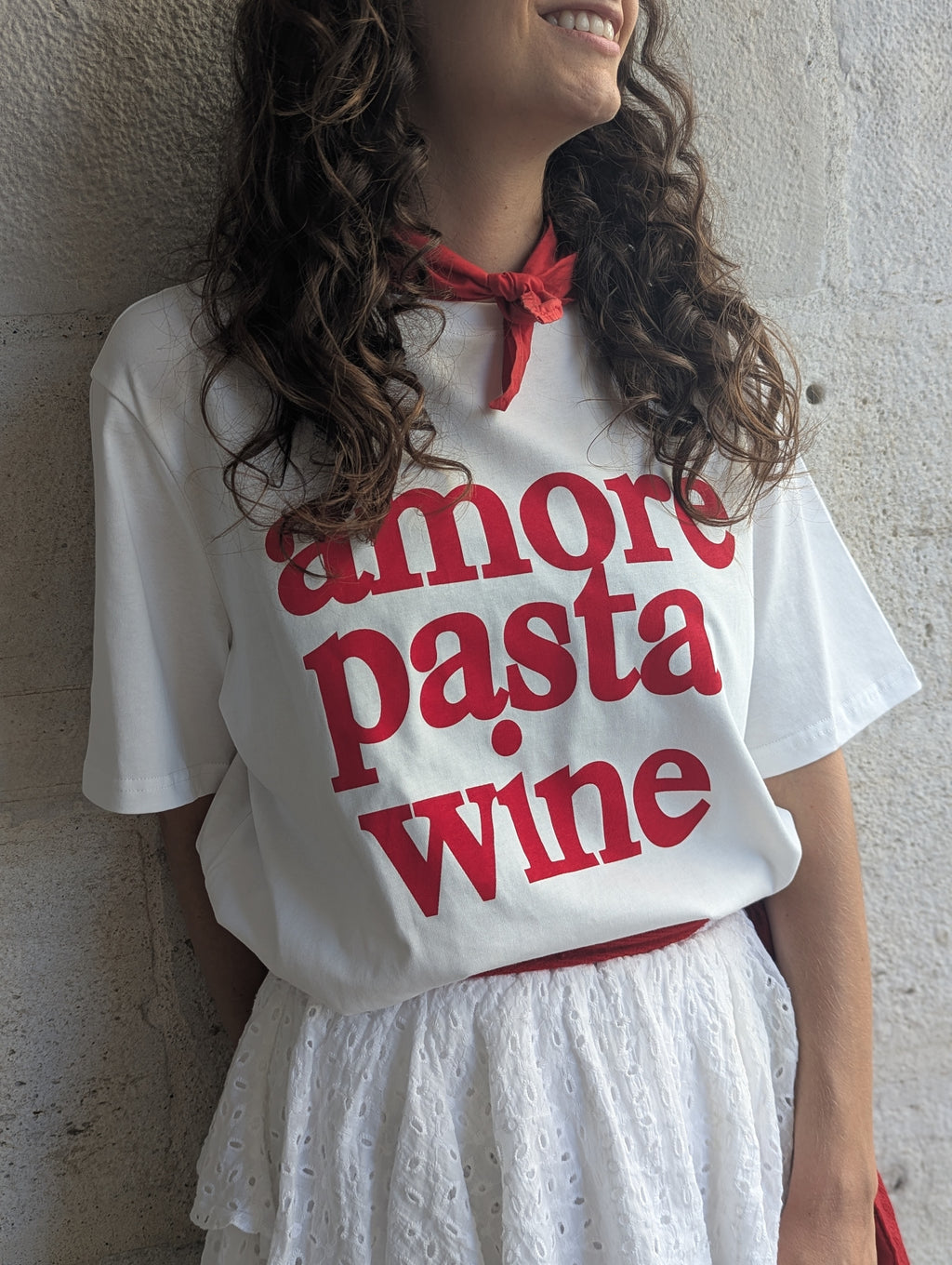 T-shirt blanc avec inscription italie en rouge pasta amore wine et à col rond. Haut à manches courtes parfait pour tous les jours ou pour faire les fêtes de Bayonne et Pampelune. Mode femme boutique Ondres Sud Landes