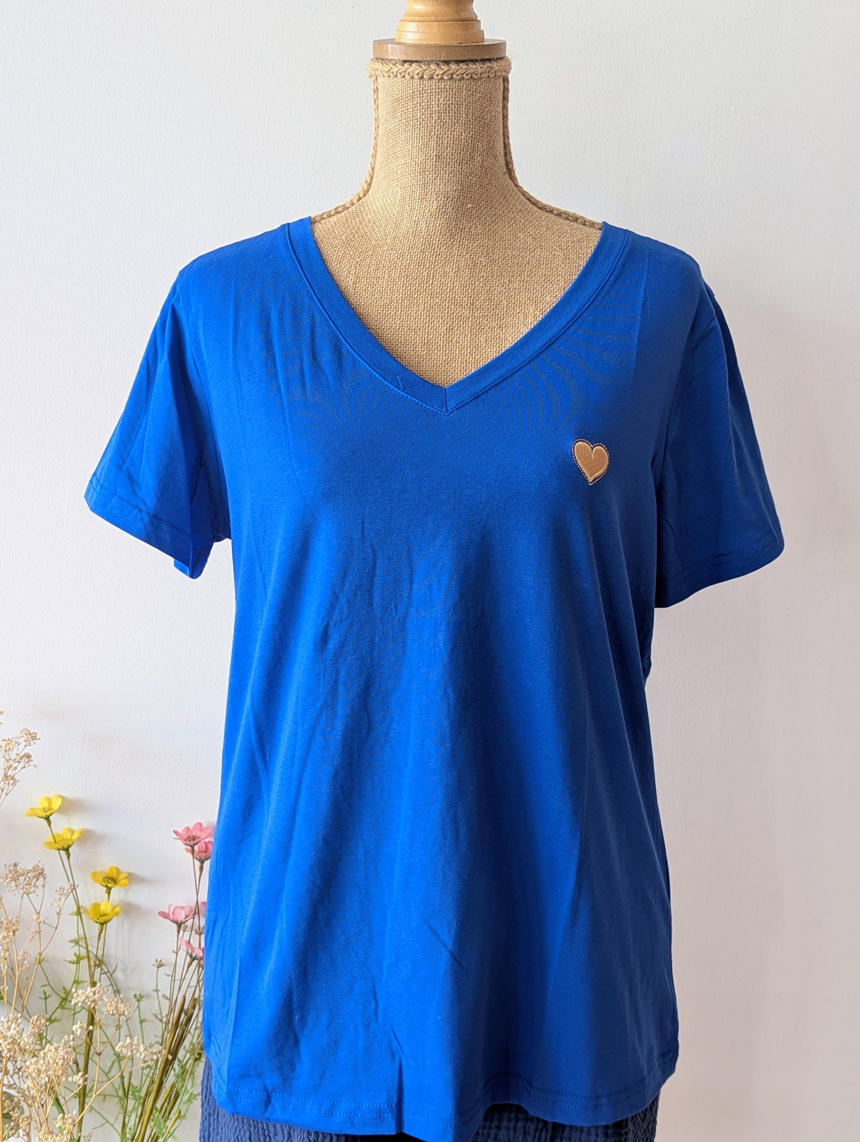 T-shirt Bleu avec détail petit cœur doré pour femme Grande Taille Curvy et Pulpeuse mode sud landes Ondres Bayonne