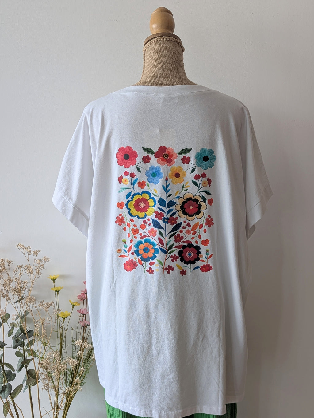 T-shirt Blanc avec un imprimé fleuri pour femme pulpeuse grande taille Curvy mode sud landes Côte Basque Bayonne Hossegor