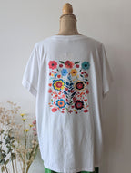 T-shirt Blanc avec un imprimé fleuri pour femme pulpeuse grande taille Curvy mode sud landes Côte Basque Bayonne Hossegor