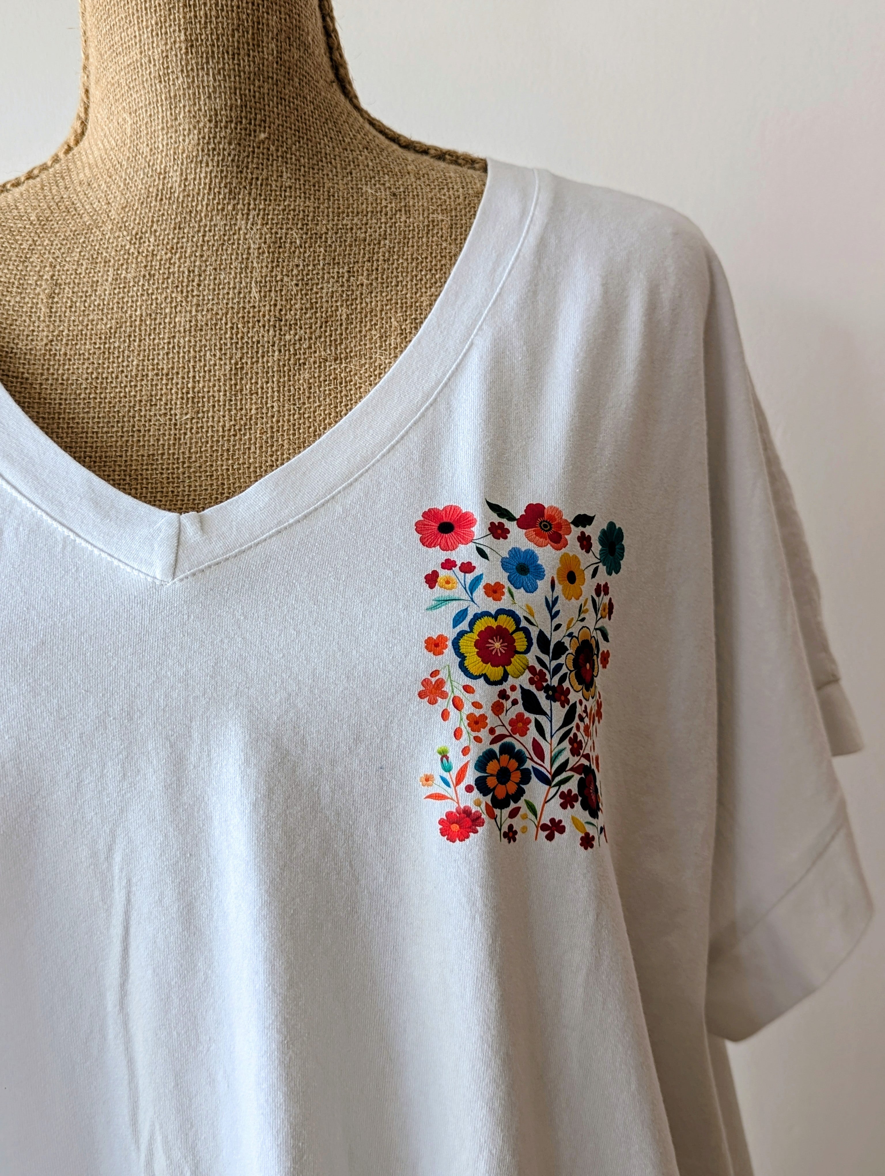T-shirt Blanc avec un imprimé fleuri pour femme pulpeuse grande taille Curvy mode sud landes Côte Basque Bayonne Hossegor
