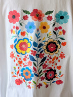T-shirt Blanc avec un imprimé fleuri pour femme pulpeuse grande taille Curvy mode sud landes Côte Basque Bayonne Hossegor